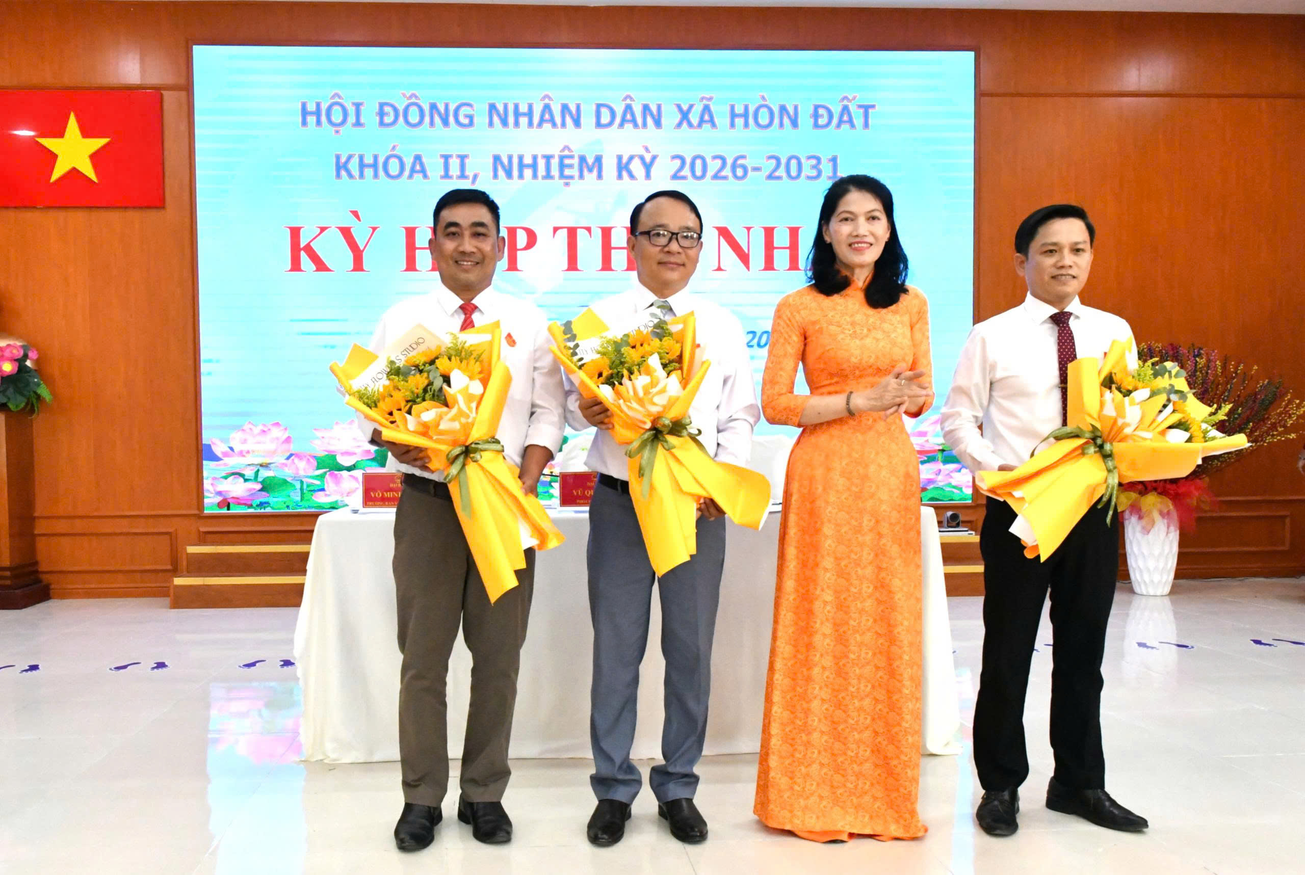 Ảnh 3: Bà Nguyễn Thị Quyến – Phó Chủ tịch Hội LHPN tỉnh An Giang trao tặng hoa chúc mừng Trưởng các Ban HĐND xã Hòn Đất