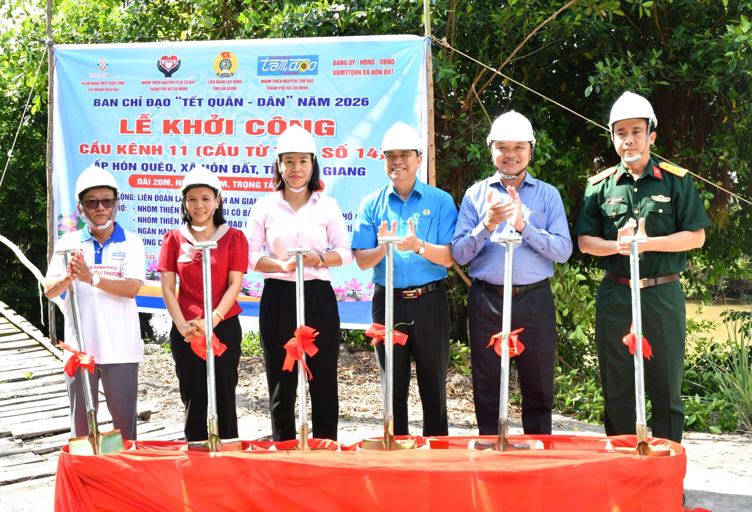 Ảnh 1: Các đại biểu thực hiện nghi thức khởi công cầu Kênh 11, ấp Hòn Quéo