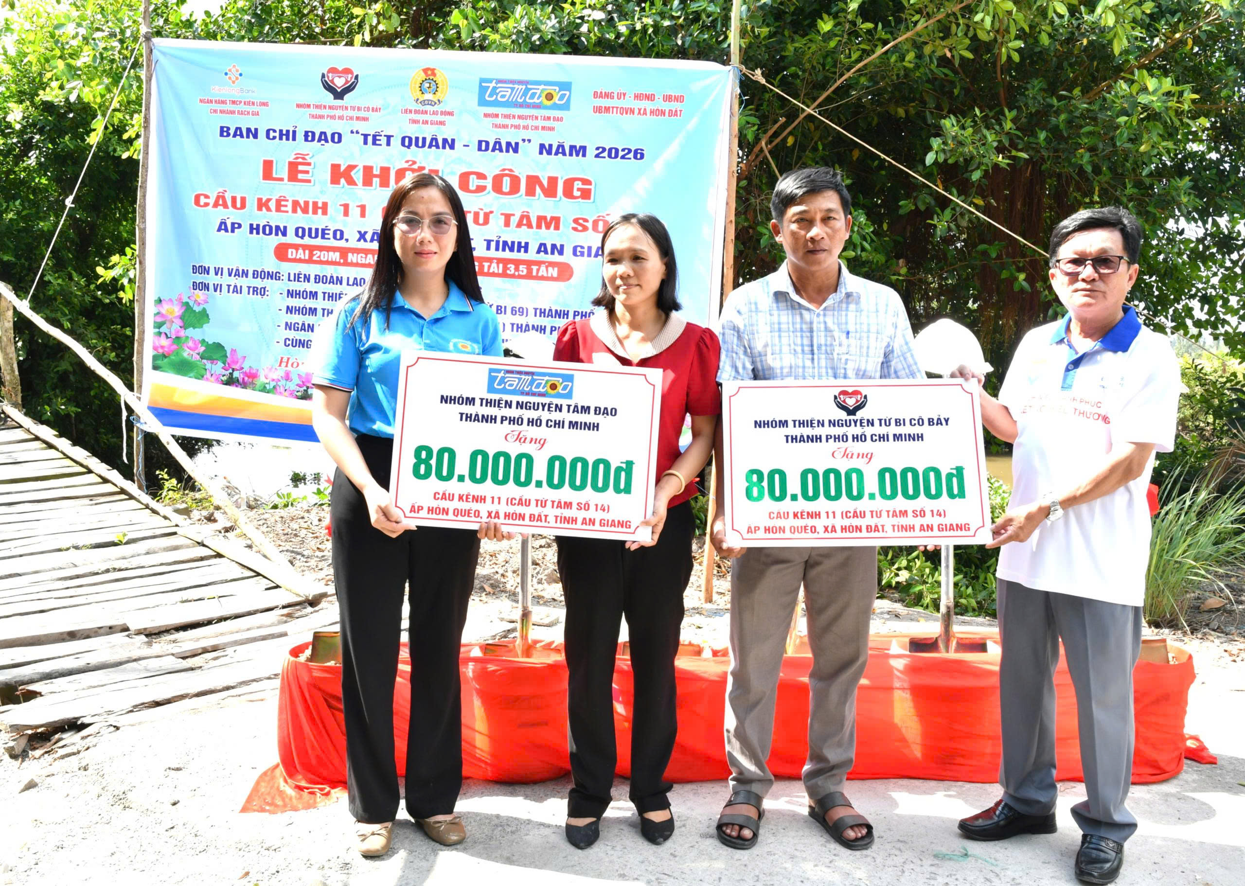 Ảnh 3: Các đơn vị tài trợ trao bảng tương trưng tài trợ kinh phí xây dựng cầu