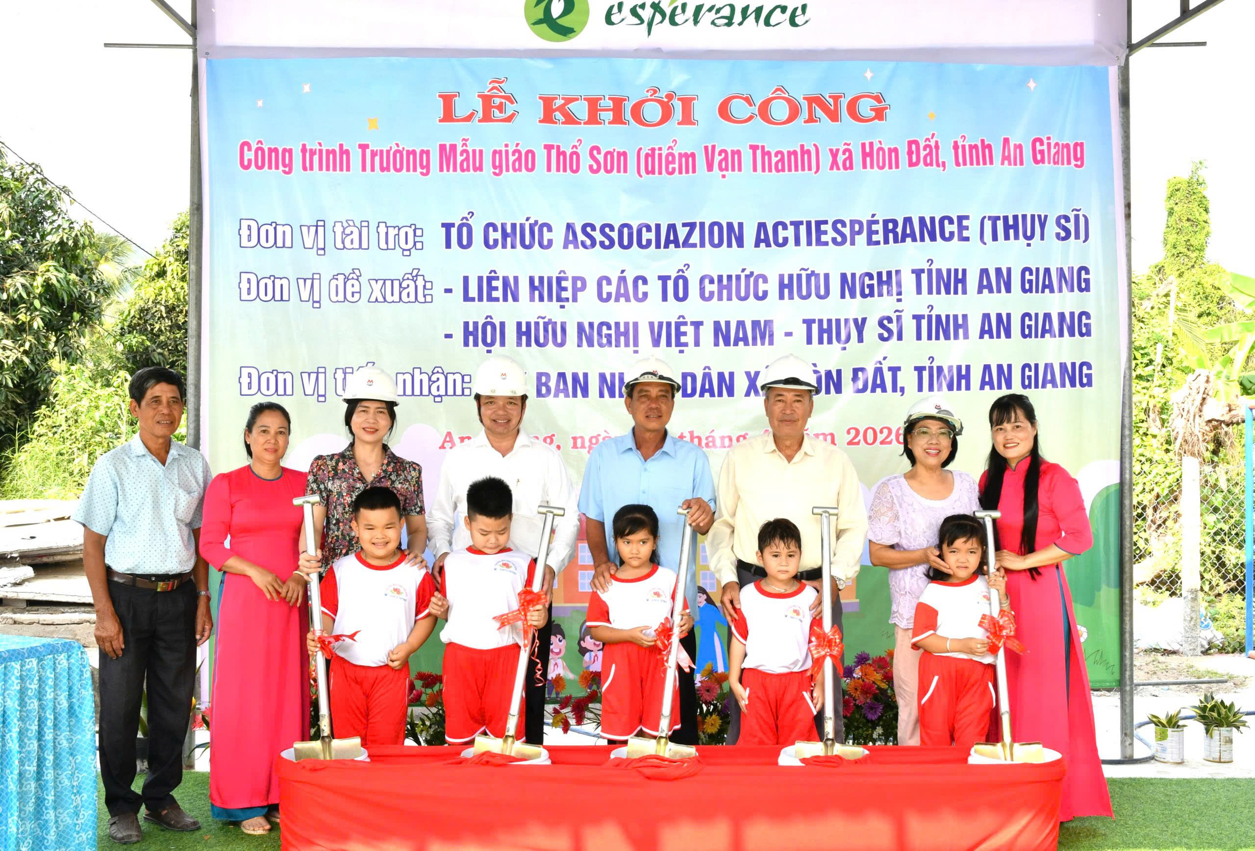 Ảnh 1: Lãnh đạo chính quyền địa phương và đơn vị tài trợ thực hiện nghi thức khởi công công trình