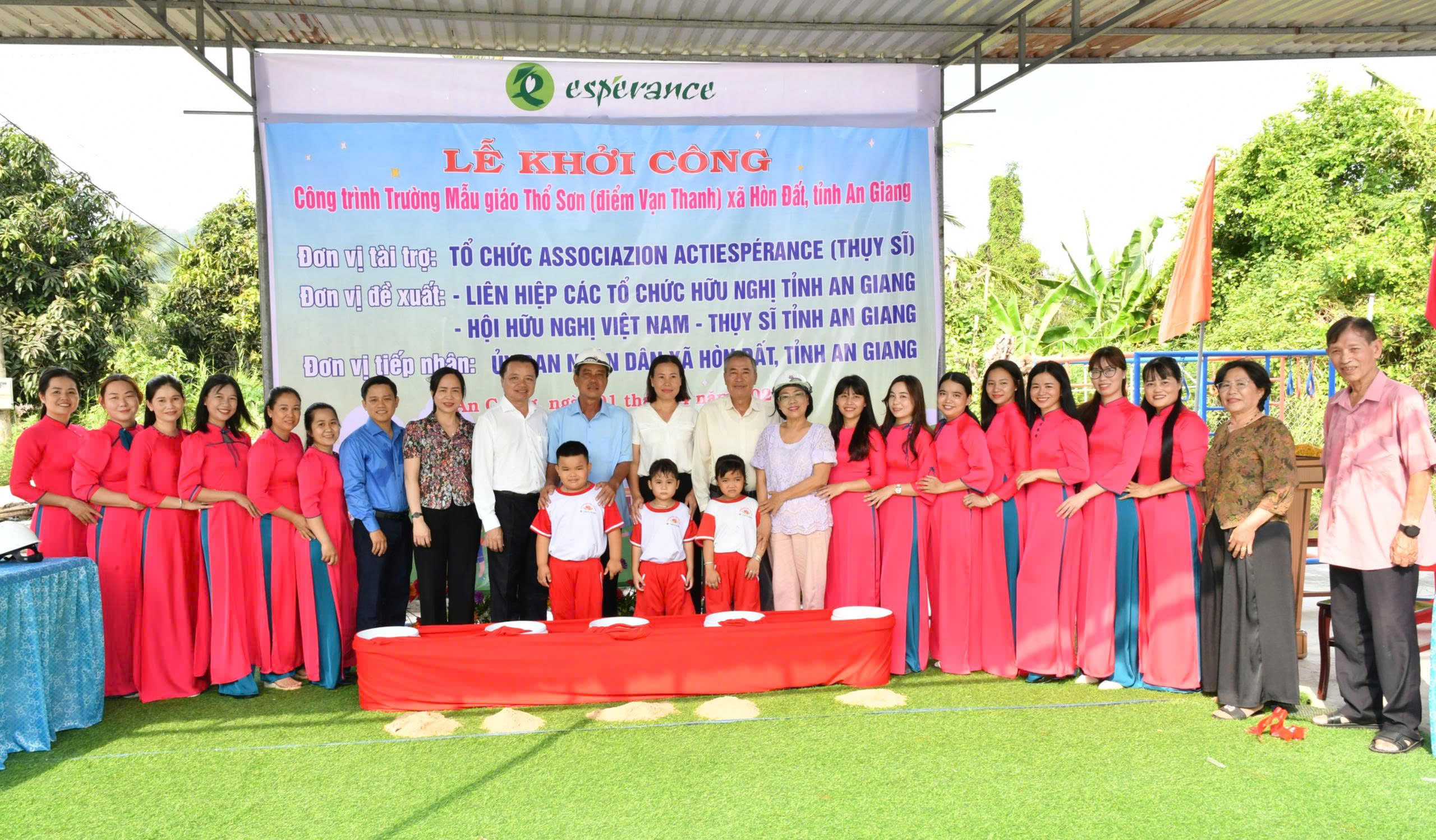 Ảnh 3: Các đại biểu chụp ảnh lưu niệm 