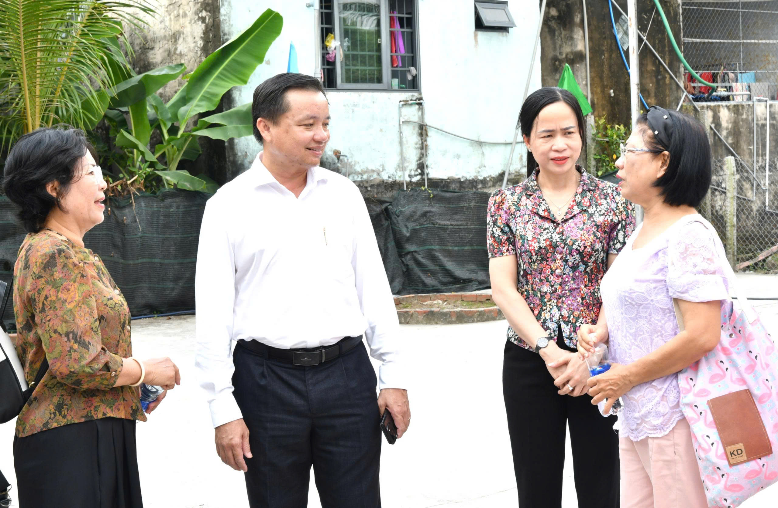 Ảnh 2: Lãnh đạo Đảng uỷ, UBND xã Hòn Đất trò chuyện cùng đơn vị tài trợ