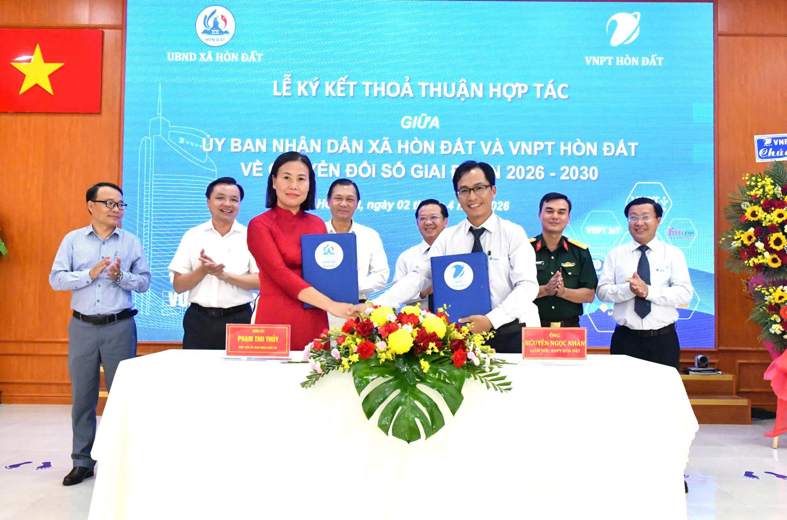 Ảnh 1 : Lãnh đạo UBND xã Hòn Đất thực hiện ký kết hợp tác với VNPT Hòn Đất về chuyển đổi số giai đoạn 2026 -2030