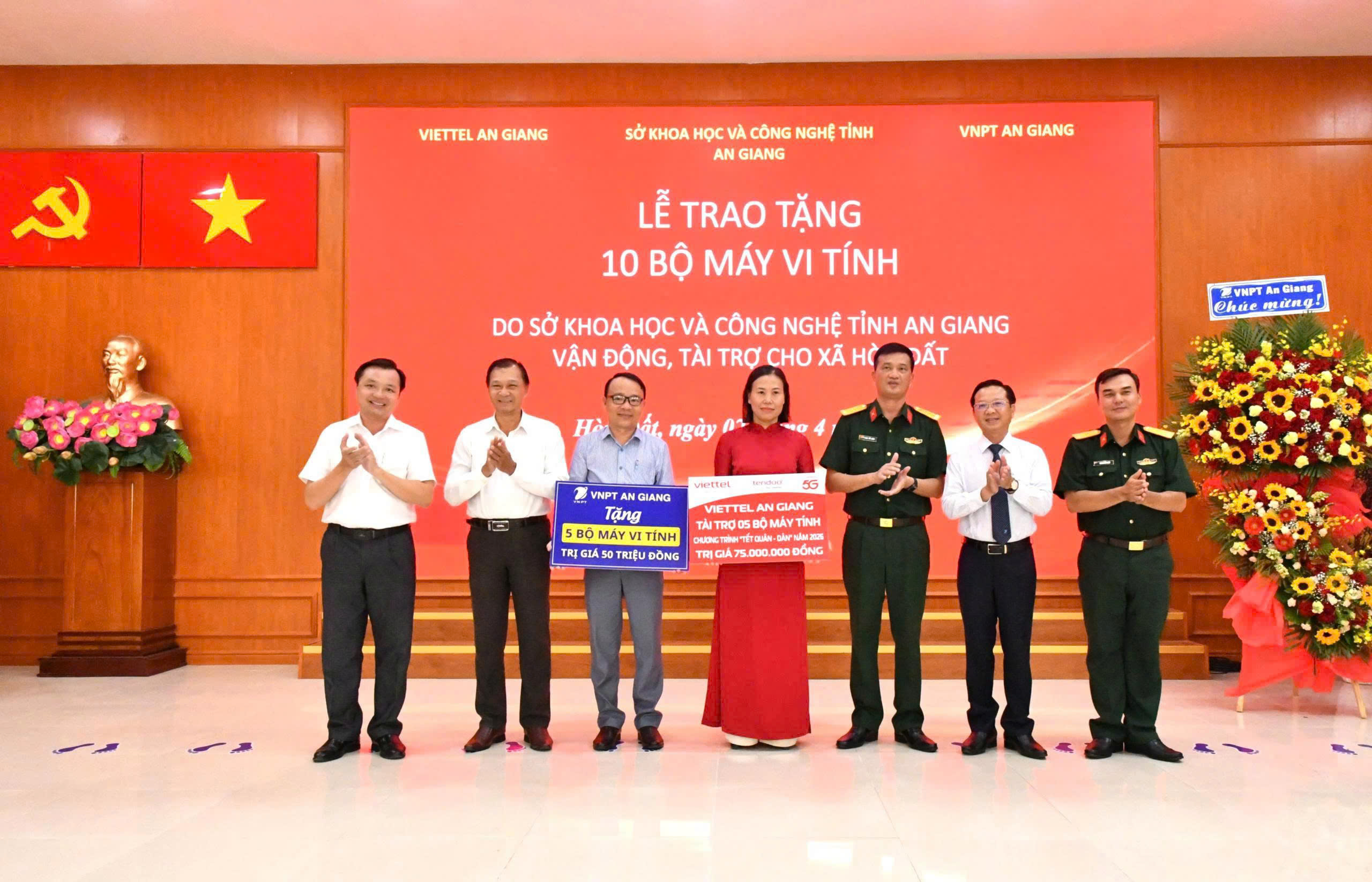 Ảnh 2: Sở Khoa học và Công nghệ tỉnh An Giang vận động VNPT An Giang, Viettel An Giang tài trợ cho UBND xã Hòn Đất 10 bộ máy vi tính