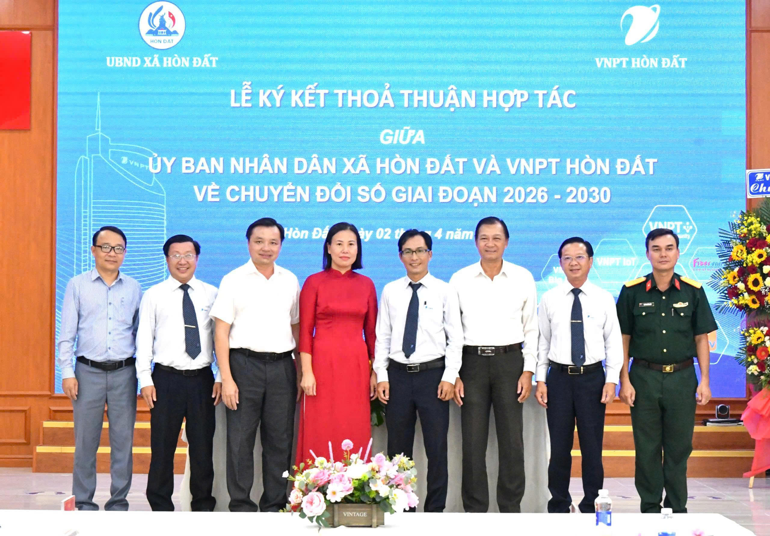 Ảnh 3: Các đại biểu chụp ảnh lưu niệm