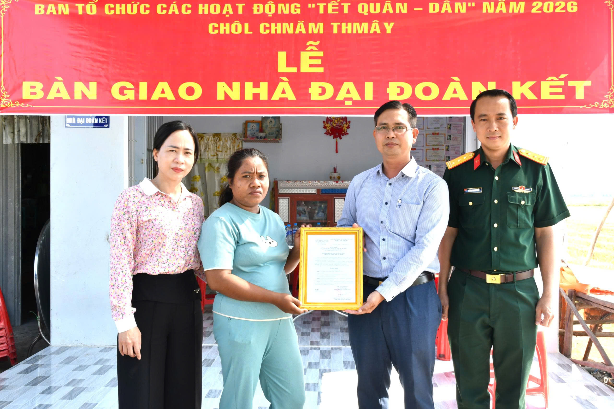 Ảnh 1: Đồng chí Danh Tha – Phó Giám đốc Sở Dân Tộc và Tôn giáo tỉnh An Giang cùng lãnh đạo chính quyền địa phương trao quyết định bàn giao nhà cho gia đình bà Thị Mụi