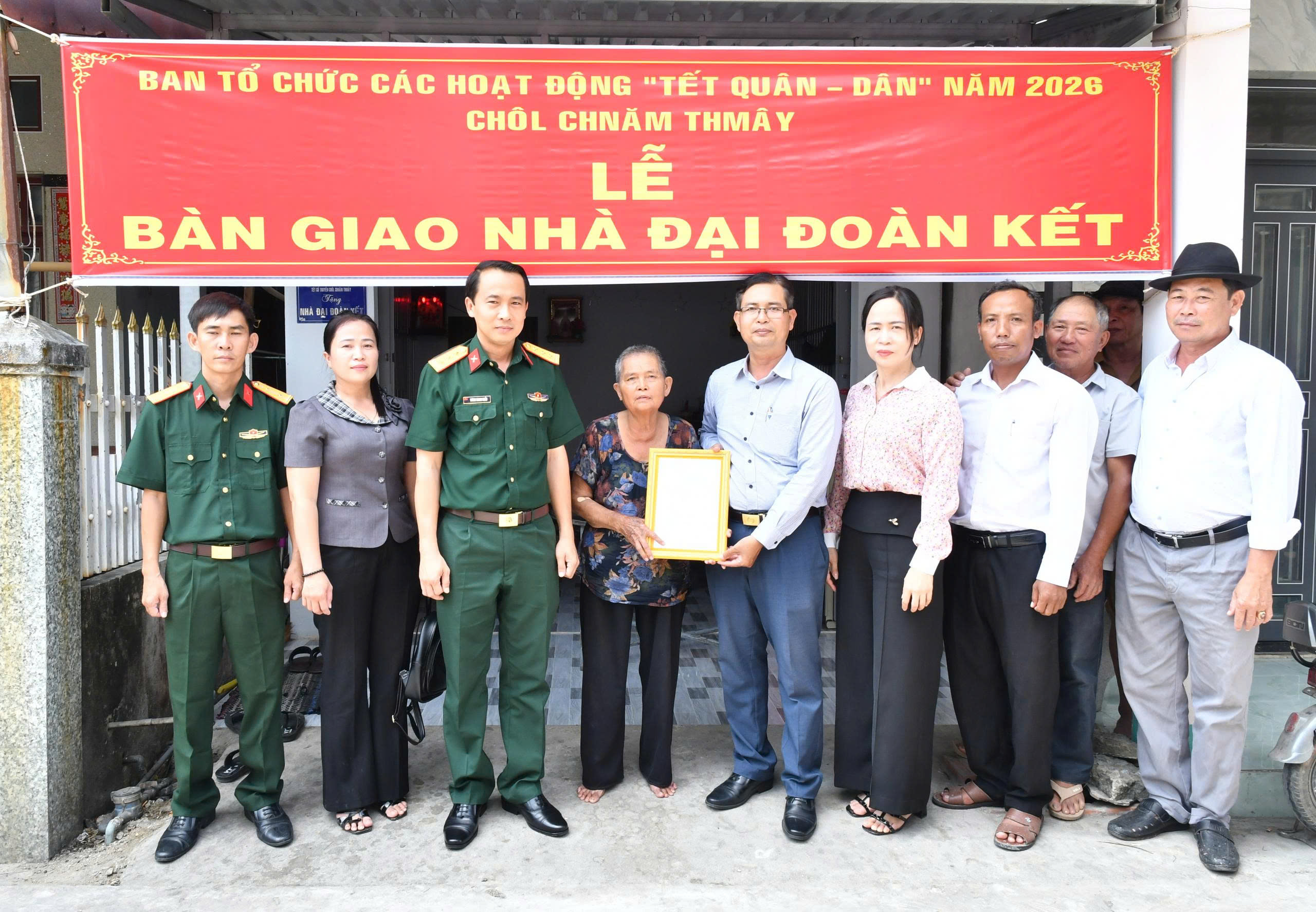 Ảnh 2: Đồng chí Danh Tha – Phó Giám đốc Sở Dân Tộc và Tôn giáo tỉnh An Giang cùng lãnh đạo chính quyền địa phương trao quyết định bàn giao nhà cho gia đình bà Lý Thị Linh