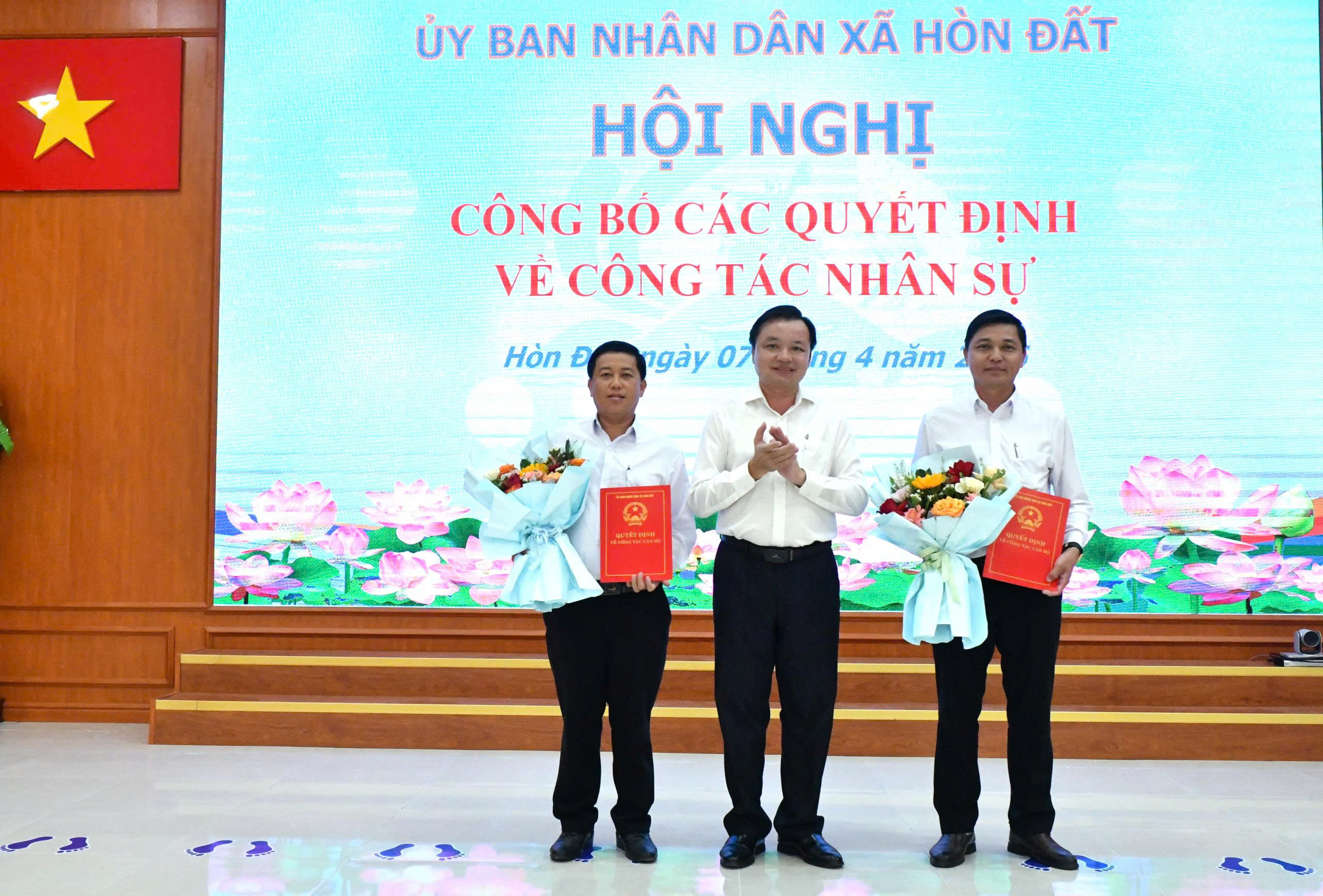 Ảnh 1: Đồng chí Dương Minh Tâm – Bí thư Đảng uỷ xã hòn đất trao quyết định bổ nhiệm chức vụ Giám Đốc và Phó Giám đốc Trạm y tế xã Hòn Đất