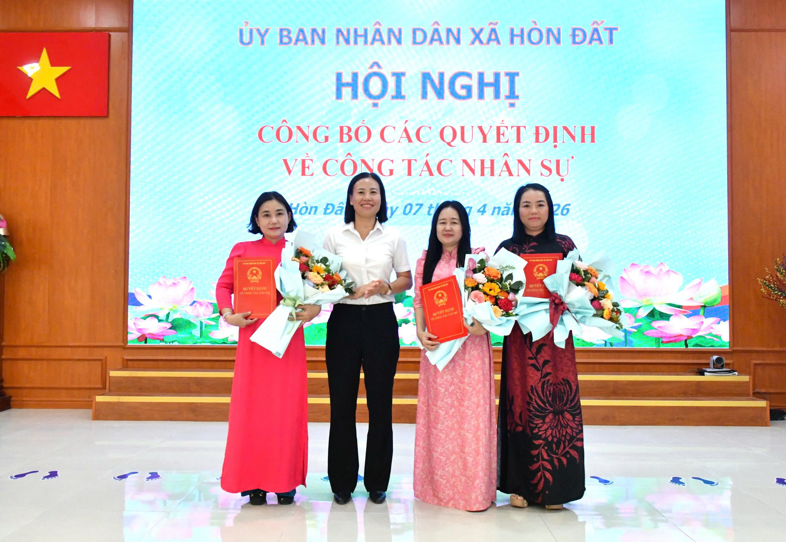 Ảnh 2: Đồng chí Phạm Thu Thủy – Chủ tịch UBND xã Hòn Đất trao quyết định điều động, bổ nhiệm chức vụ Hiệu trưởng, Phó hiệu trưởng các đơn vị trường