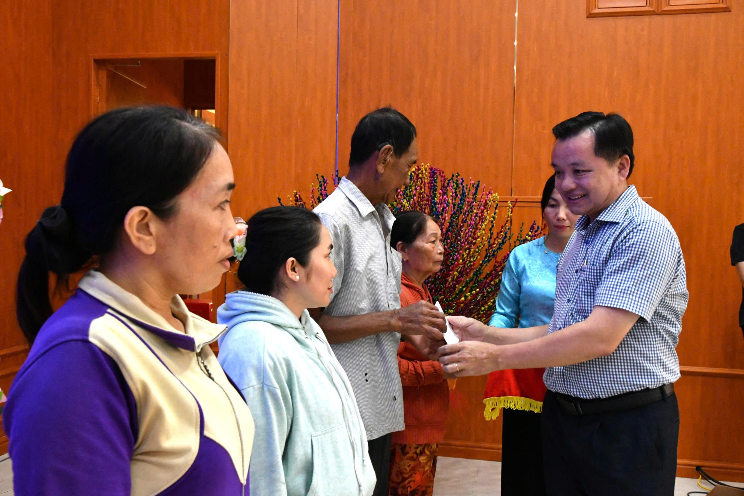 Ảnh 4: Bí thư Đảng uỷ xã Hòn Đất Dương Minh tâm trao quà cho hộ nghèo