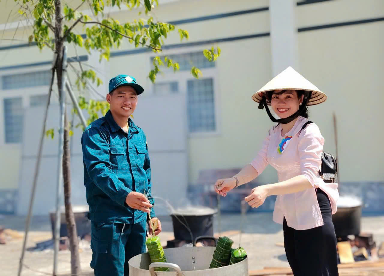 Ảnh 2: Các thí sinh đang luộc bánh tét