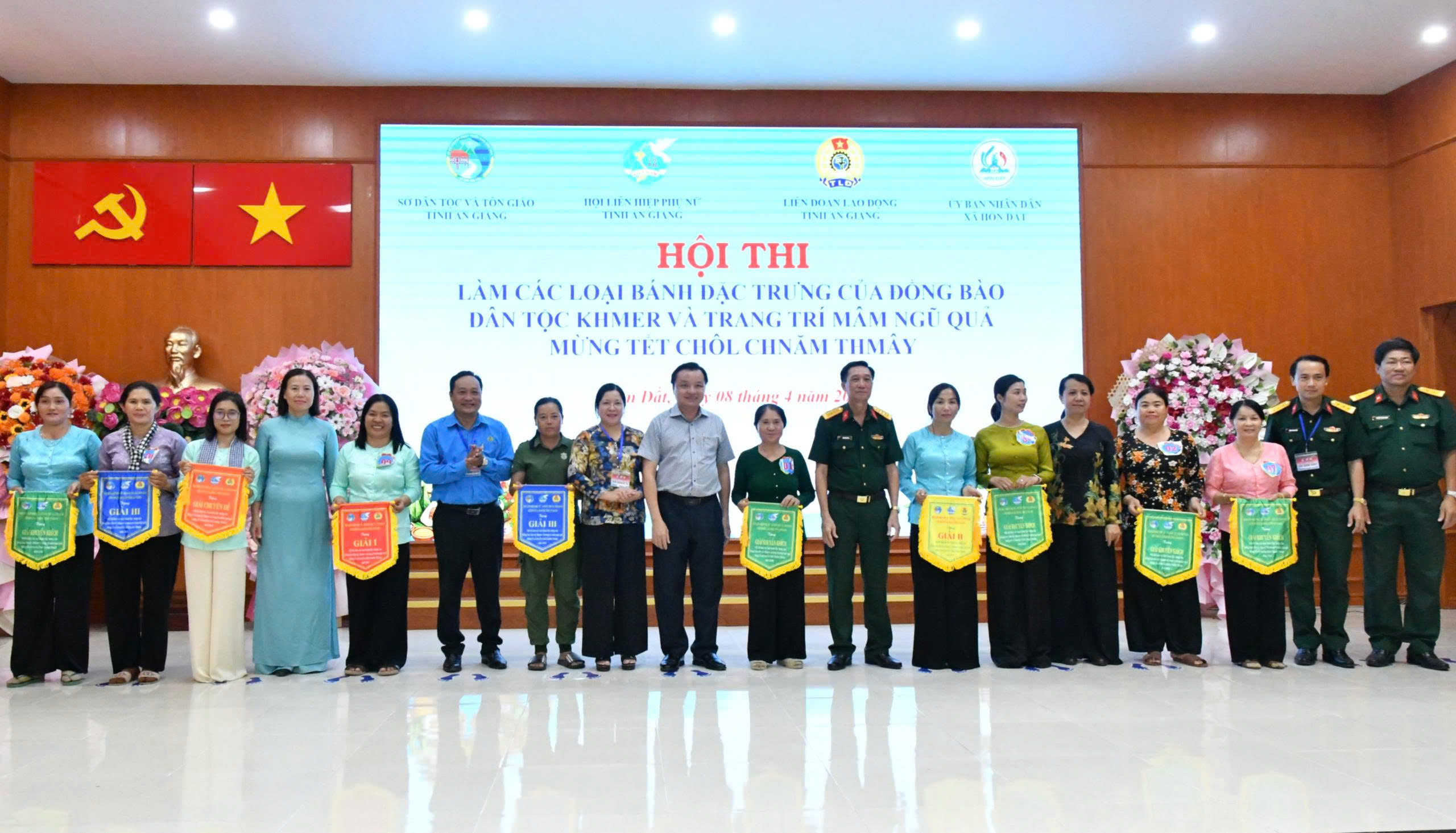 Ảnh 6: Ban tổ chức trao giải cho các đơn vị tham gia Hội thi