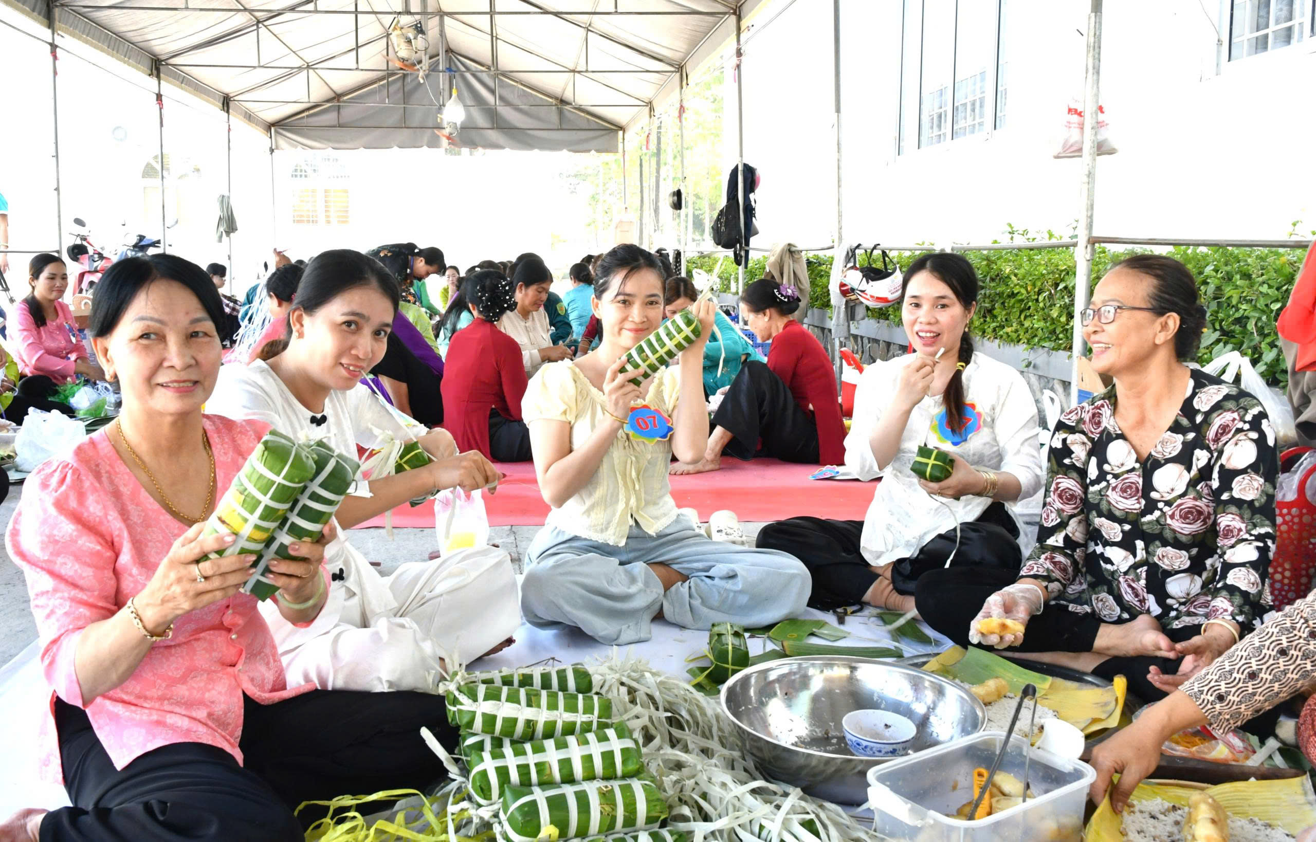 Ảnh 1: Đội số 6 tham gia phần thi gói bánh tét