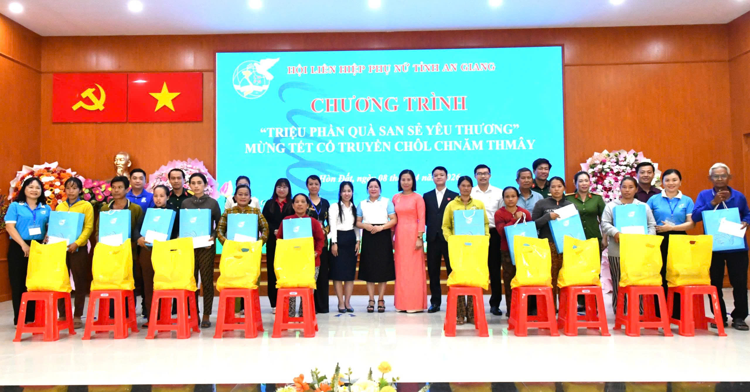 Ảnh 5: Ban tổ chức Hội thi trao quà cho hội viên, phụ nữ có hoàn cảnh khó khăn