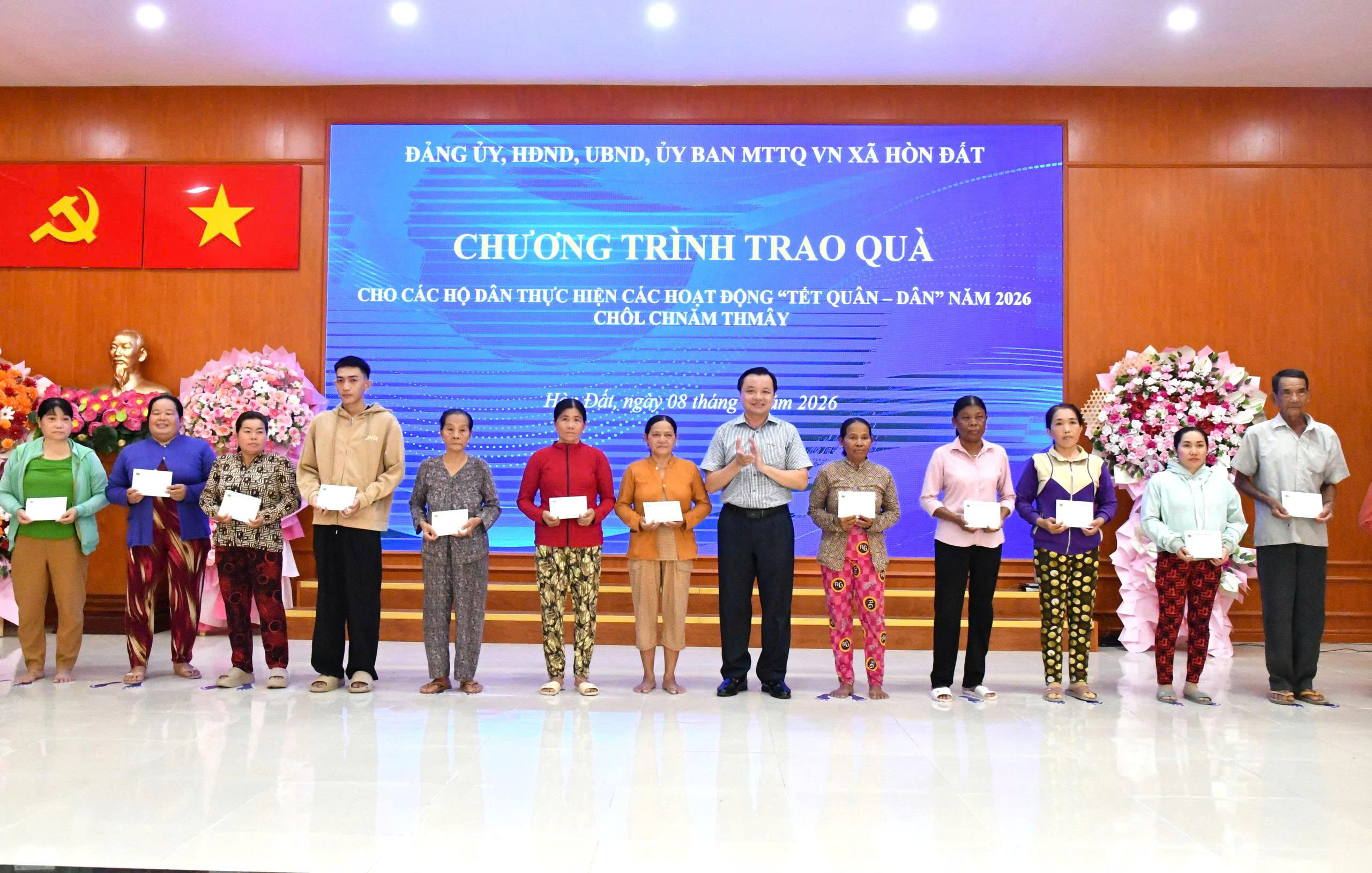 Ảnh 1: Bí thư Đảng uỷ xã Hòn Đất Dương Minh Tâm trao tặng quà cho người nghèo, hộ cận nghèo, hộ đồng bào dân tộc thiểu số có hoàn cảnh khó khăn