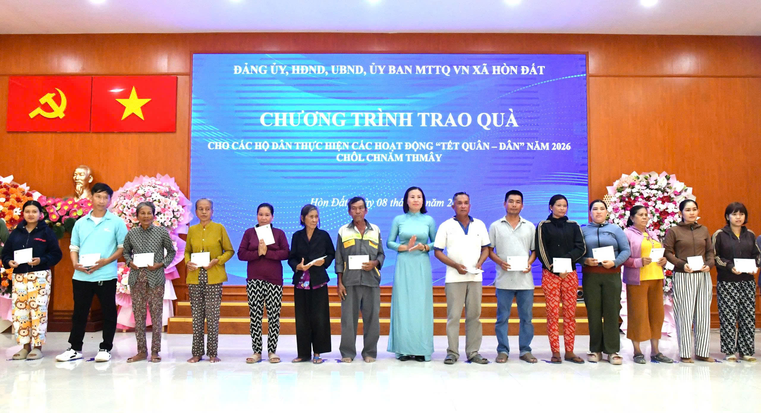 Ảnh 3: Đồng chí Phạm Thu Thủy – Phó Bí thư Đảng uỷ, Chủ tịch UBND xã Hòn Đất trao tặng quà cho người nghèo, hộ cận nghèo, hộ đồng bào dân tộc thiểu số có hoàn cảnh khó khăn