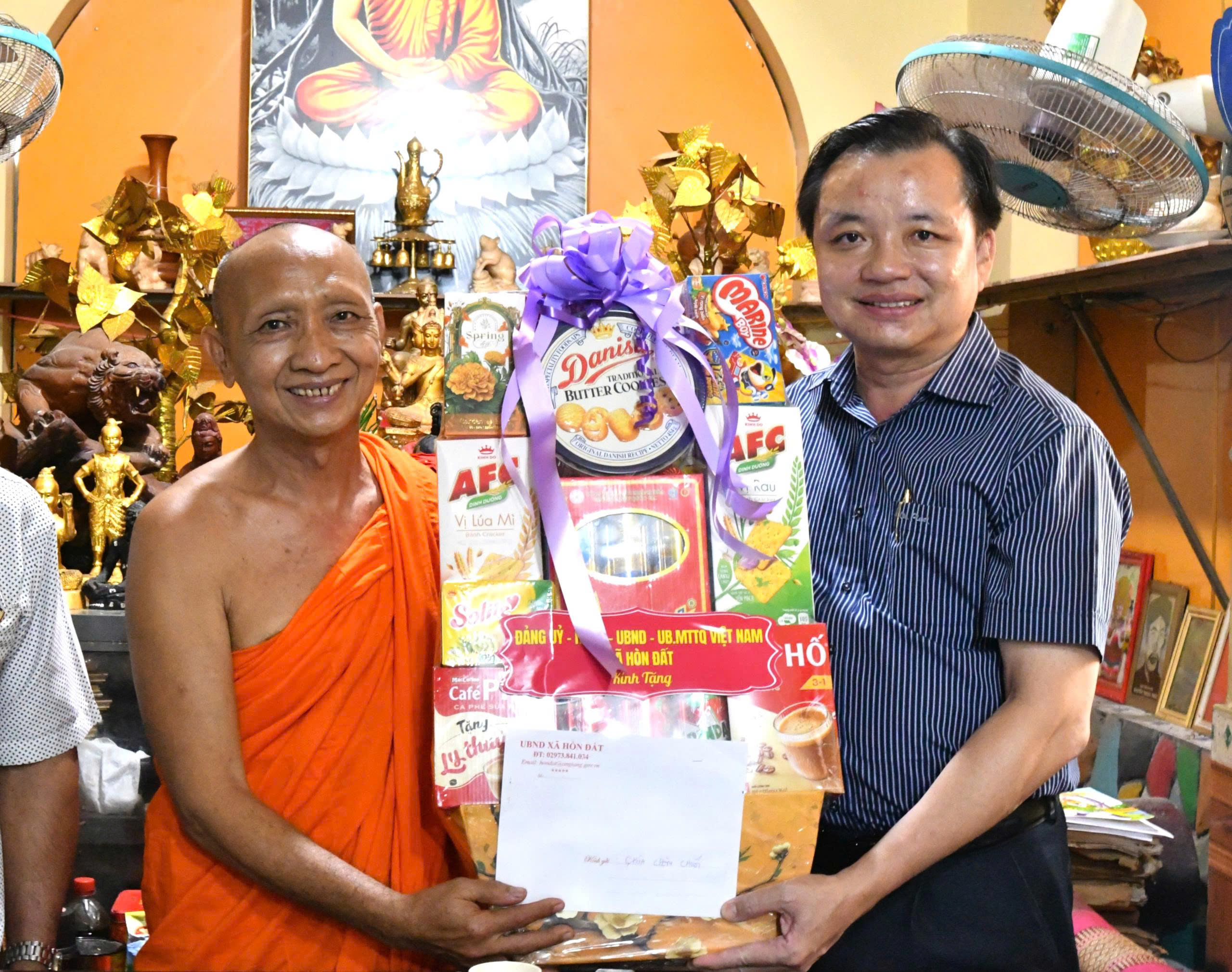 Ảnh 1: Bí thư Đảng uỷ xã Hòn Đất Dương Minh Tâm thăm, tặng quà tại chùa Chòm Chuối nhân dịp tết Chôl Chăm Thmây