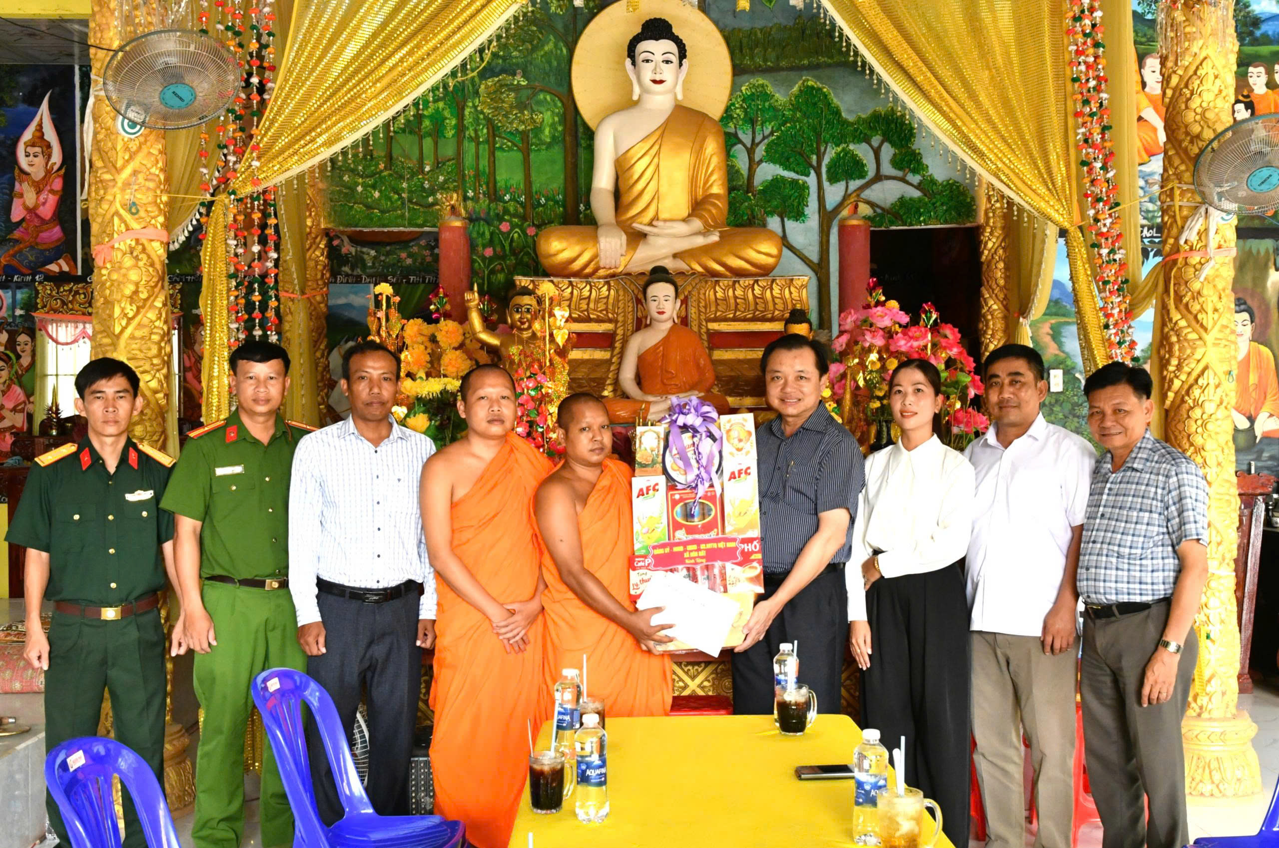 Ảnh 2: Bí thư Đảng uỷ xã Hòn Đất Dương Minh Tâm cùng đoàn công tác đến thăm, tặng quà tại chùa Nam Thái Sơn nhân dịp tết Chôl Chăm Thmây