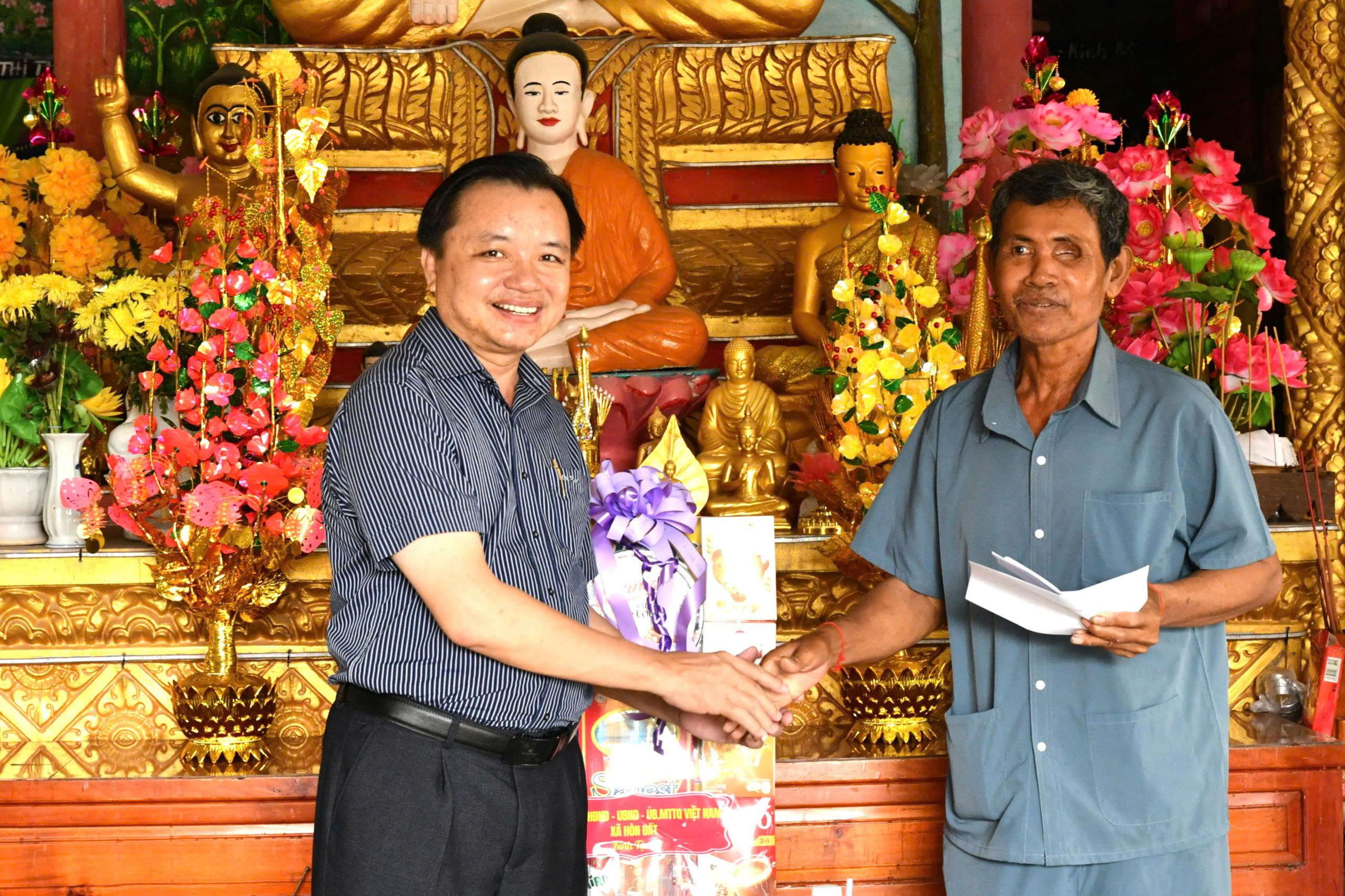 Ảnh 3: Bí thư Đảng uỷ xã Hòn Đất Dương Minh Tâm tặng quà cho gia đình chính sách tại ấp Sơn An