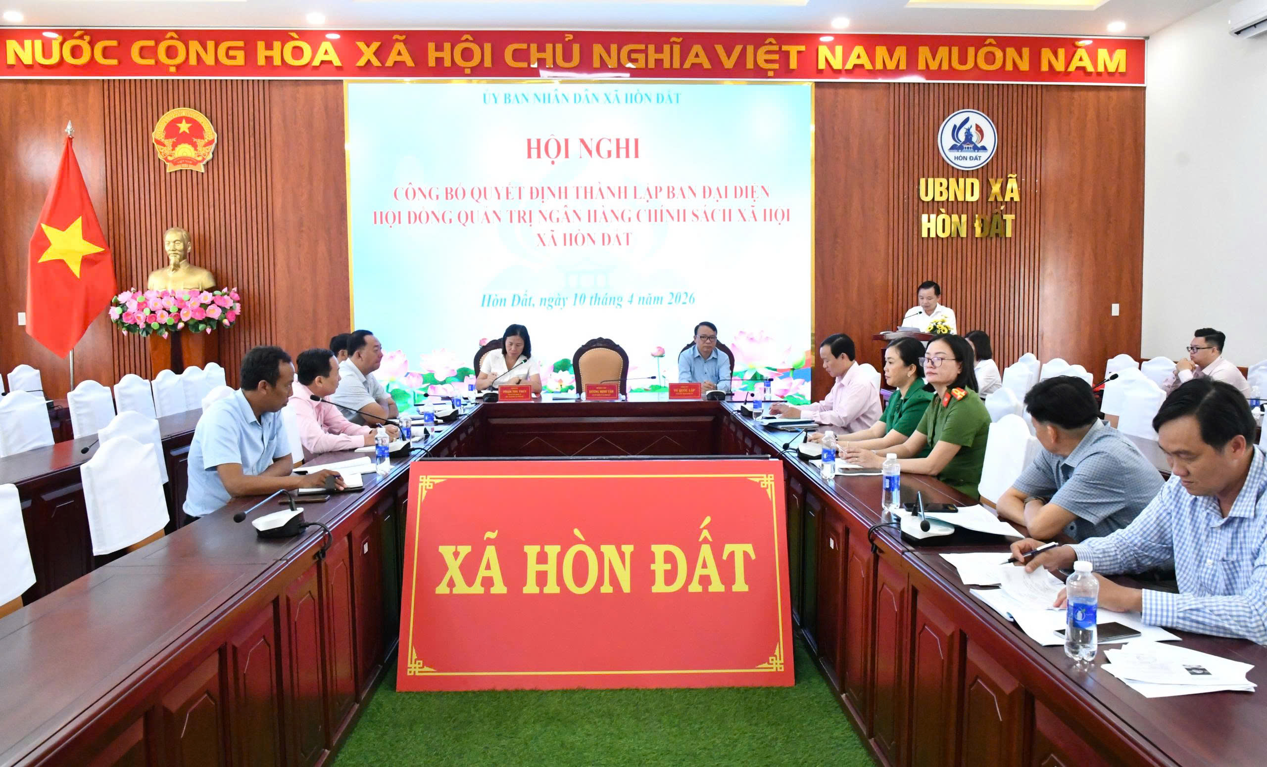 Ảnh 2: Bí thư Đảng uỷ xã Hòn Đất Dương Minh Tâm trao quyết định cho  Ban đại diện Hội đồng quản trị Ngân hàng Chính sách xã hội Hòn Đất 