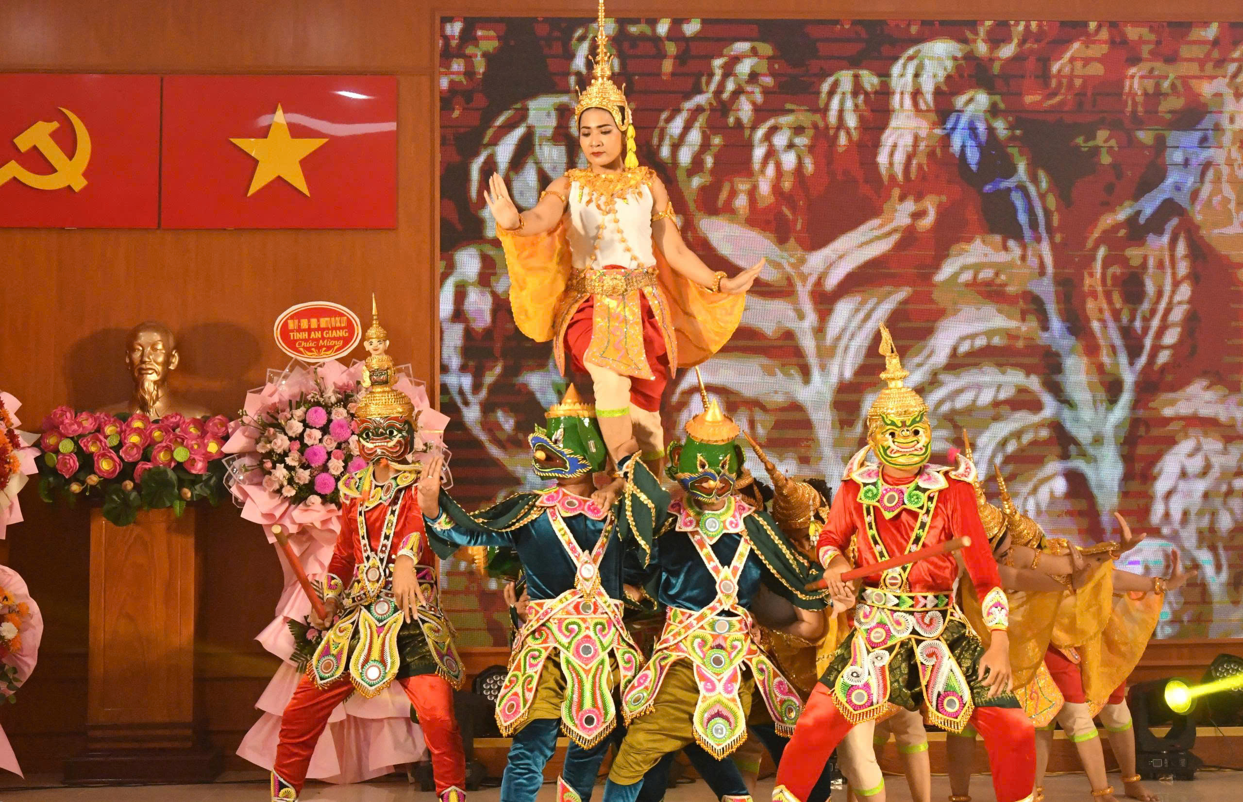 Ảnh 1: Chương trình văn nghệ Khmer tại lễ tổng kết thực hiện các hoạt động Tết quân - dân năm 2026 Chôl Chnăm Thmây.