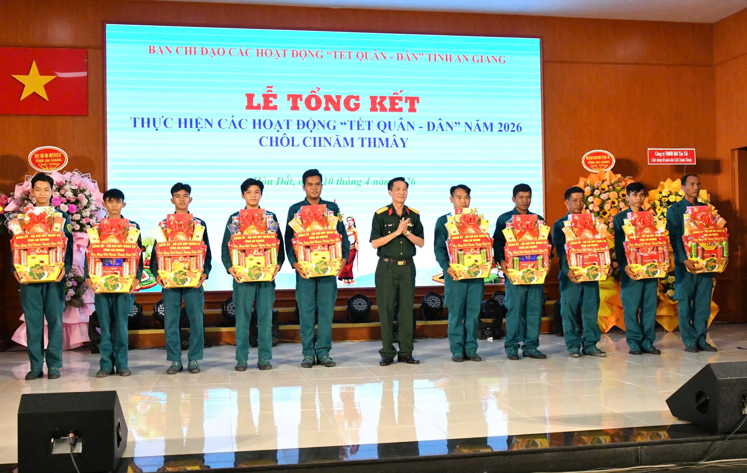 Ảnh 2: Đại tá Cao Minh Tâm - Phó Chính ủy Bộ Chỉ huy Quân sự tỉnh An Giang trao quà cho dân quân tự vệ.