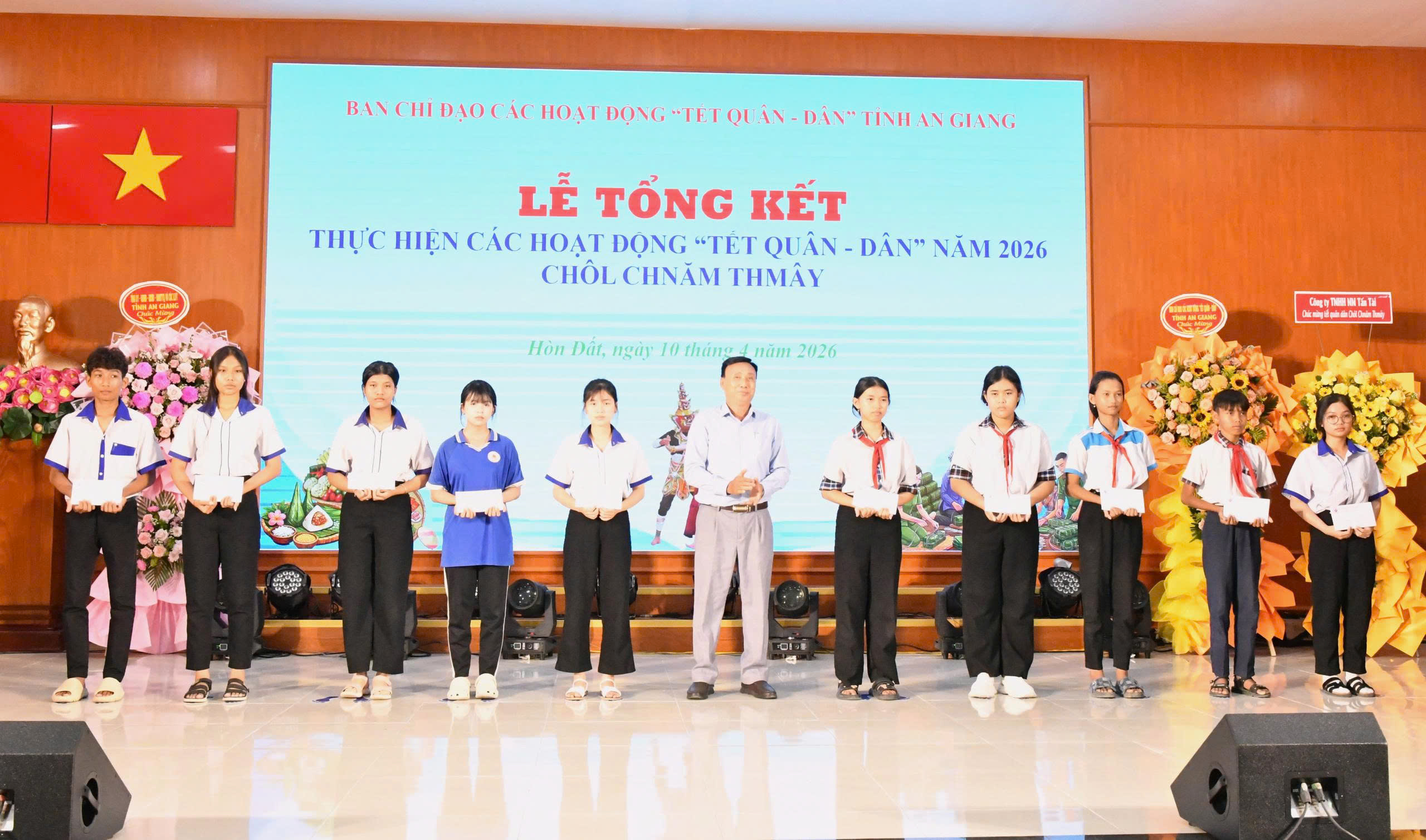 Ảnh 3: Phó Chủ tịch Hội Bảo trợ bệnh nhân nghèo tỉnh Lê Minh Khởi nghèo trao học bổng cho học sinh nghèo vượt khó. 