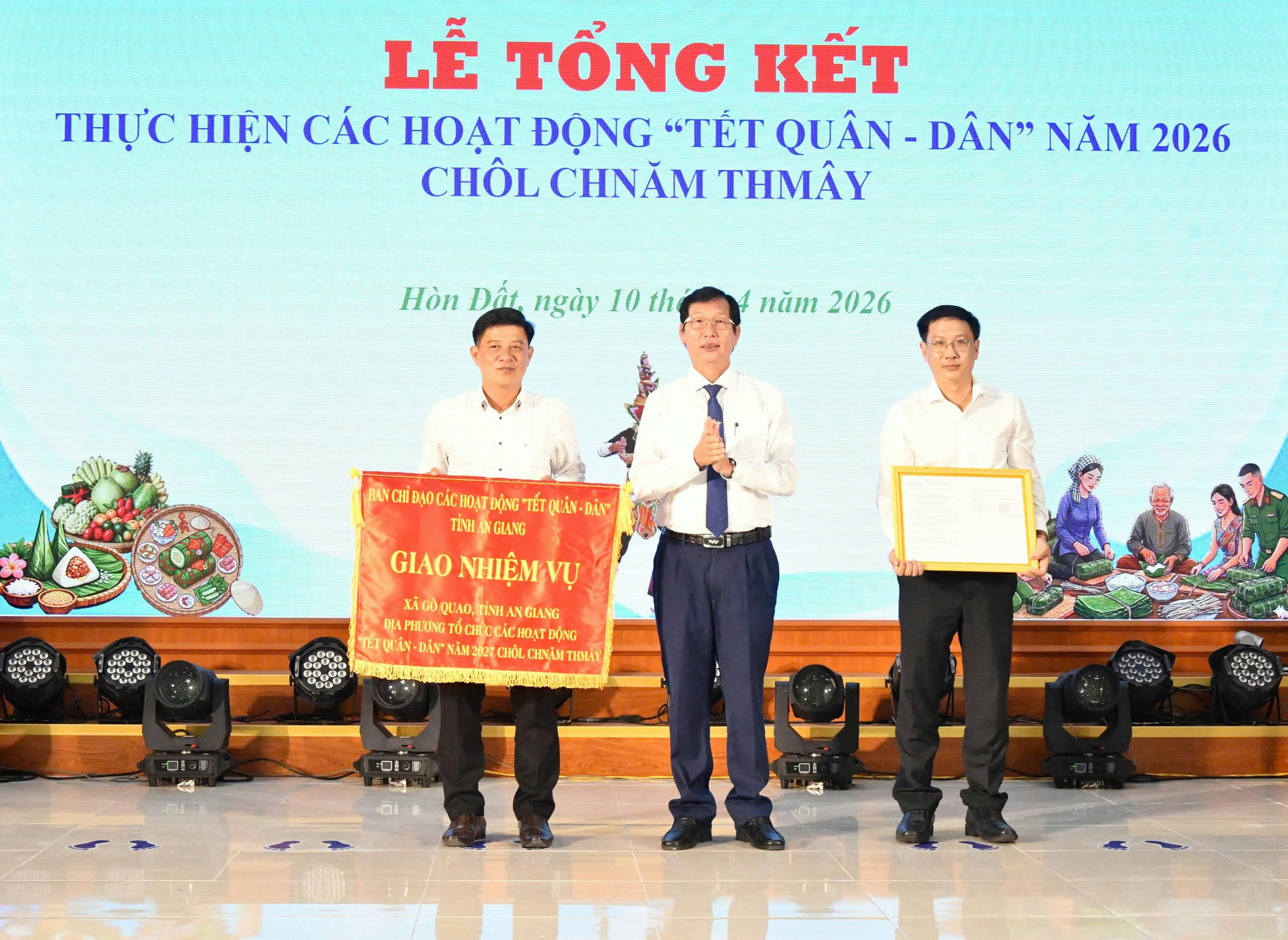 Ảnh 4: Phó Chủ tịch Ủy ban MTTQ Việt Nam tỉnh, Chủ tịch Hội Liên hiệp Phụ nữ tỉnh An Giang Trương Thanh Thúy trao quà cho hội viên phụ nữ có hoàn cảnh khó khăn.