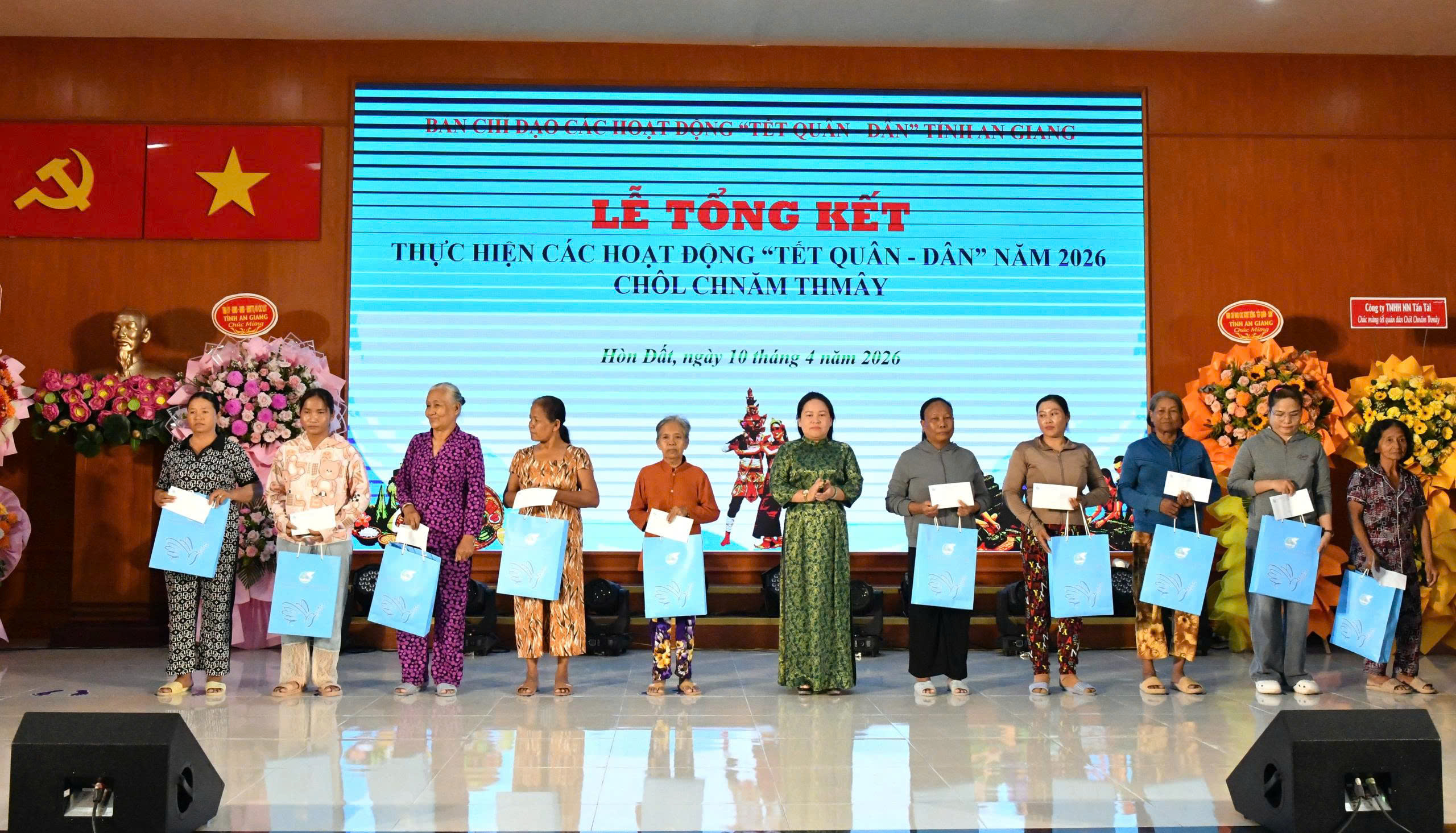 Ảnh 6: Các đại biểu tham quan gian hàng Sản phẩm OCOP