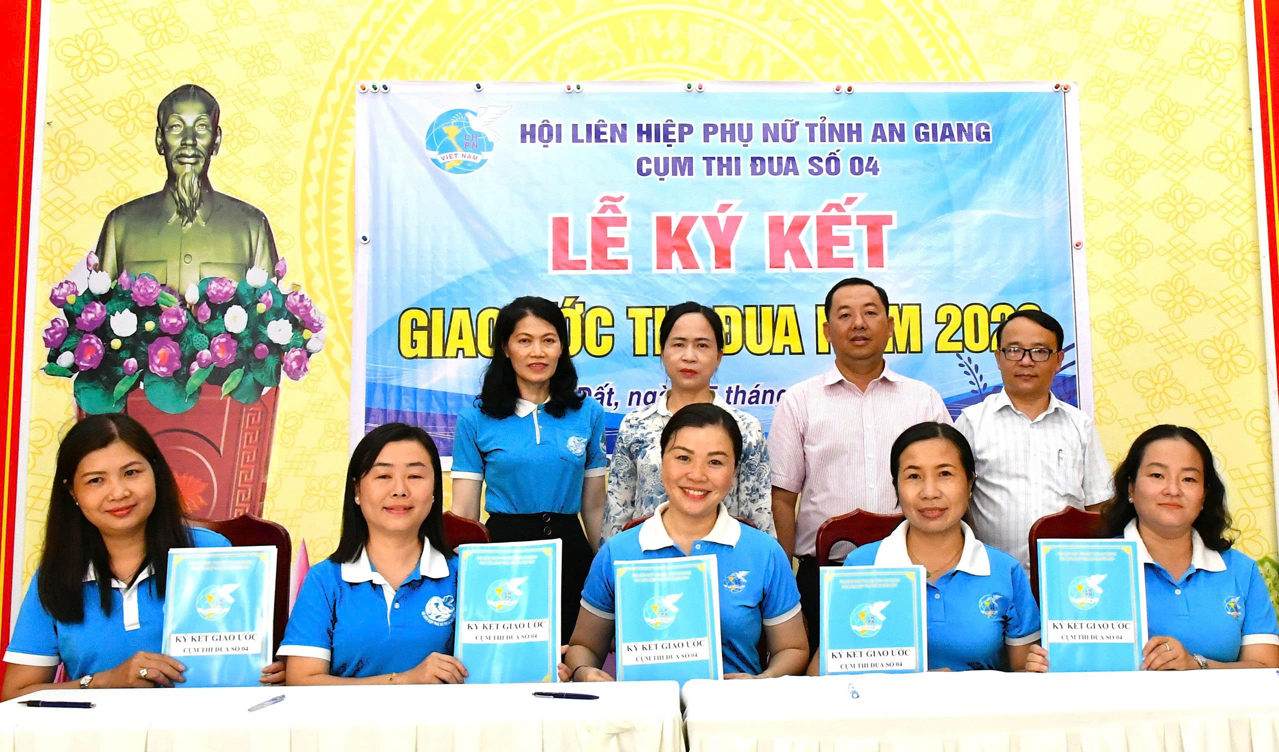 Ảnh 1: Các thành viên trong Cụm thi đua số 4, Hội LHPN tỉnh An Giang thực hiện  ký kết giao ước thi đua năm 2026