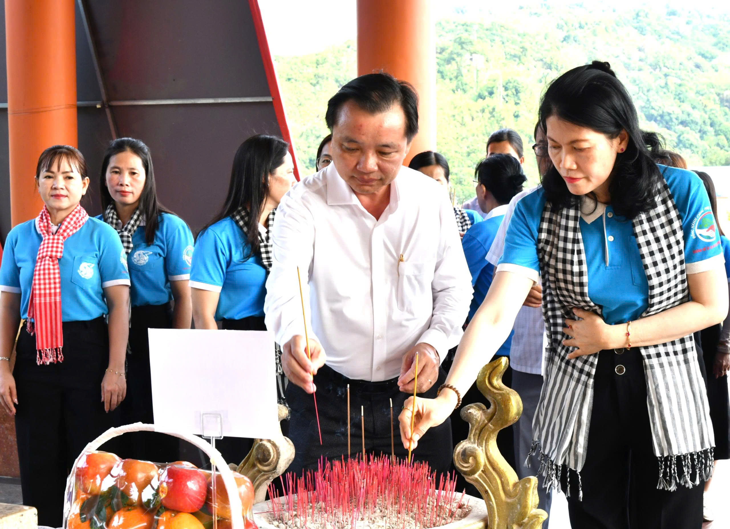 Ảnh 2: Đồng chí Nguyễn Thị Quyến - Phó Chủ tịch Hội Liên hiệp Phụ nữ tỉnh và đồng chí Dương Minh Tâm – Bí thư Đảng uỷ xã Hòn Đất dâng hương tại Mộ phần Anh hùng LLVTND Phan Thị Ràng 