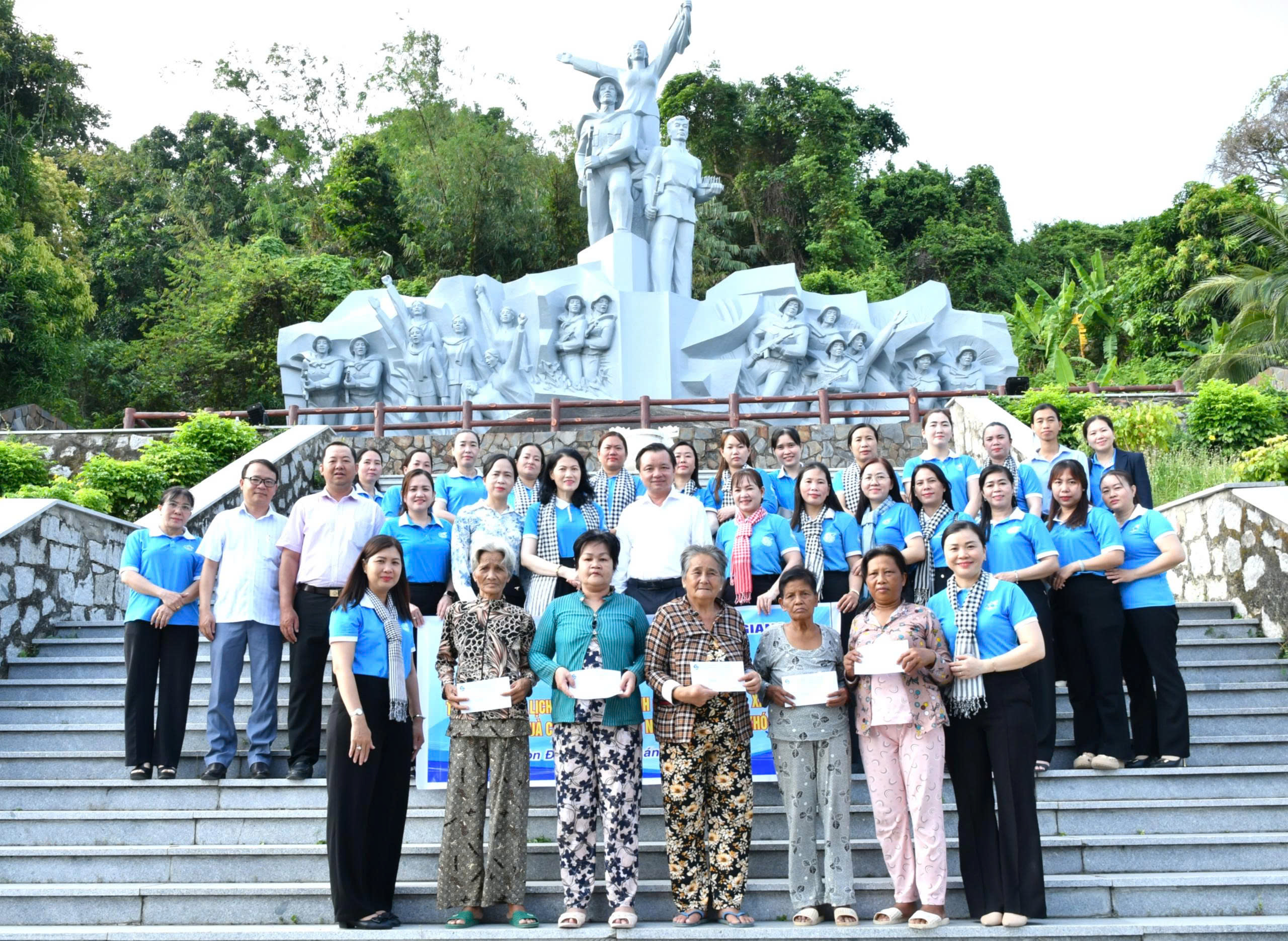 Ảnh 3: Cụm thi đua số 4 Hội LHPN tỉnh An Giang trao tặng 5 phần quà cho Hội viên phụ nữ có hoàn cảnh khó khăn trên địa bàn xã Hòn Đất 