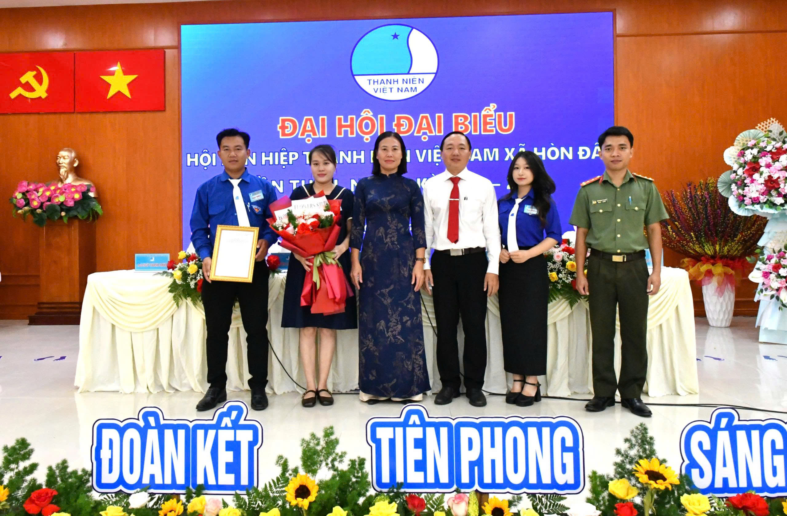 Ảnh 3: Đồng chí Phạm Thu Thủy - Phó Bí thư Đảng uỷ, Chủ tịch UBND xã Hòn Đất và đồng chí Giang Đức Minh – Phó Chủ tịch Uỷ ban MTTQ Việt Nam xã kiêm Chủ tịch Hội nông dân xã trao quyết định và tặng hoa chúc mừng