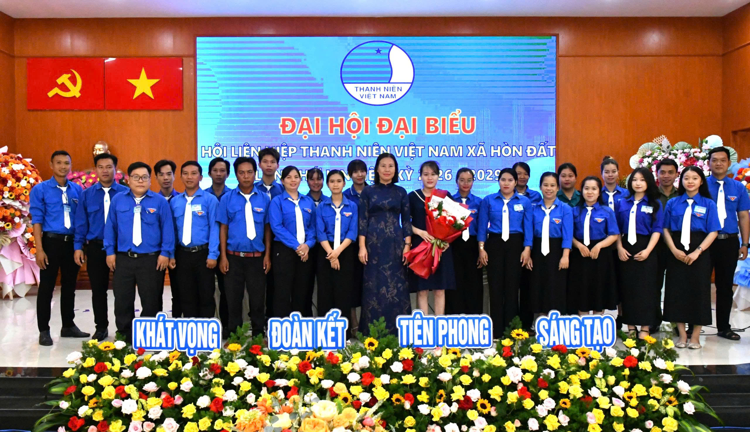 Ảnh 3: Đồng chí Phạm Thu Thủy - Phó Bí thư Đảng uỷ, Chủ tịch UBND xã Hòn Đất và đồng chí Giang Đức Minh – Phó Chủ tịch Uỷ ban MTTQ Việt Nam xã kiêm