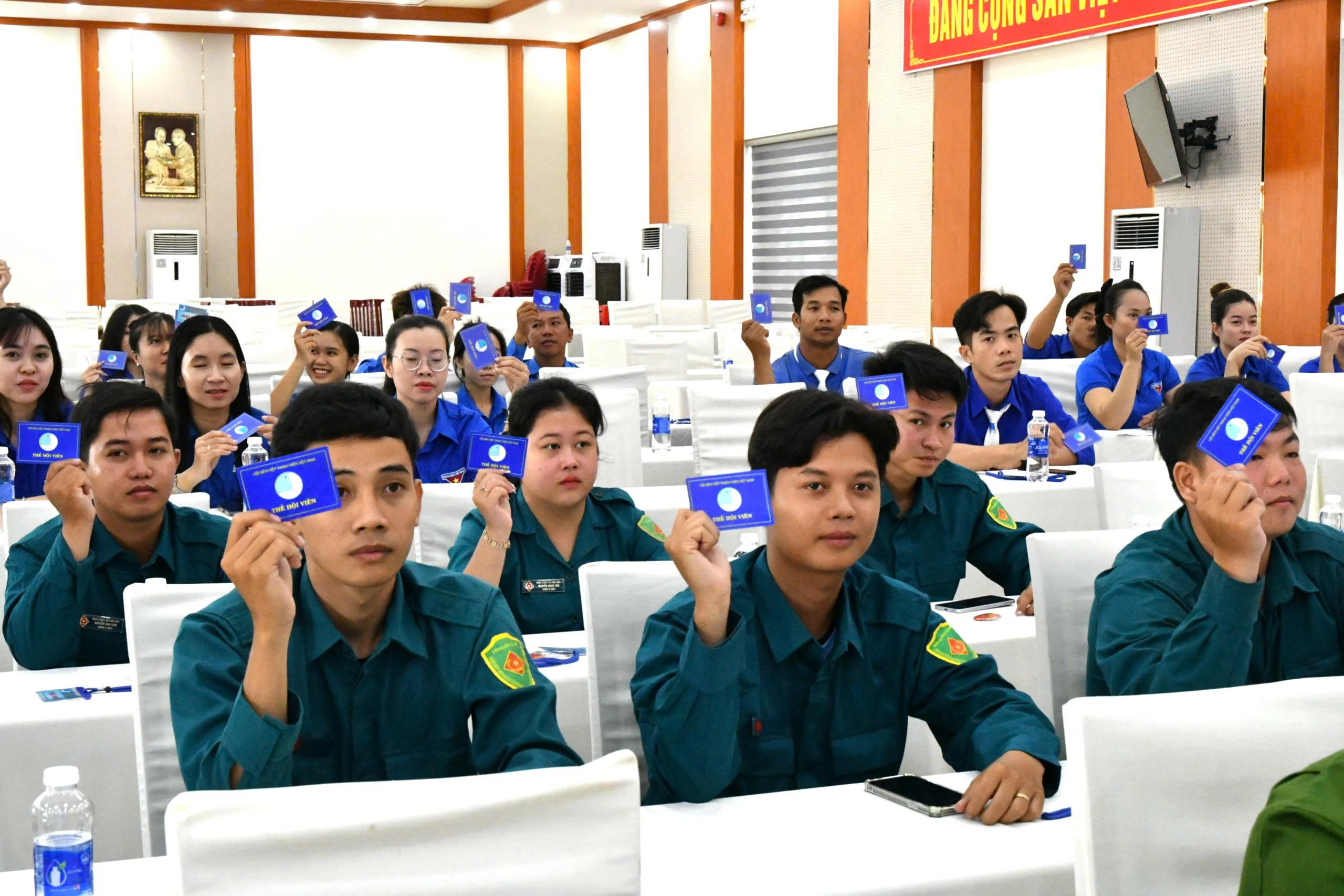 Ảnh 2: Các đại biểu tham gia biểu quyết