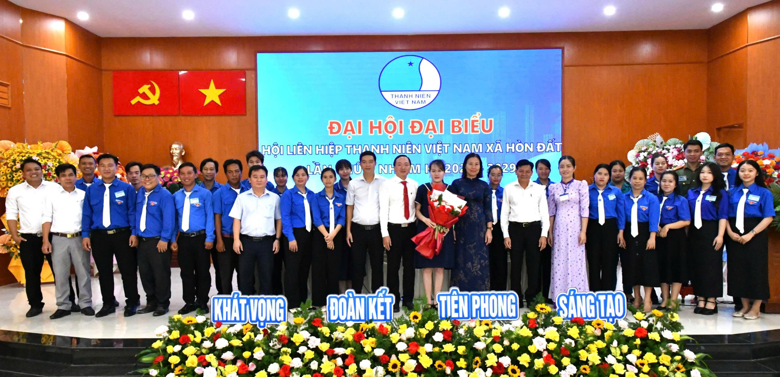 Ảnh 5: Các đại biểu chụp ảnh lưu niệm