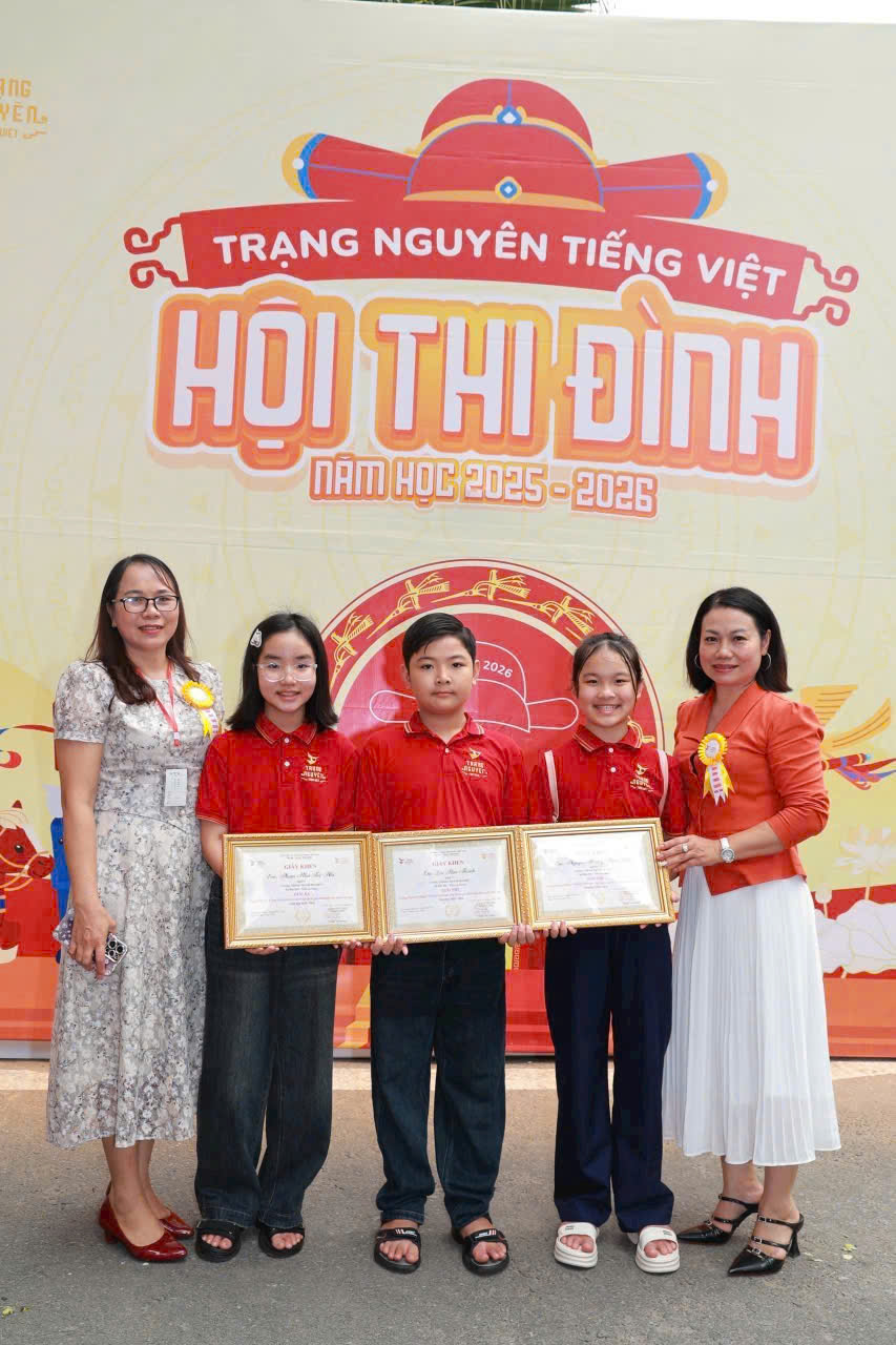 Ảnh 2: Cô giáo Trần Thị Ngọc Bích – Giáo viên chủ nhiệm lớp 5/5, trường tiểu học TTHĐ 1 chụp ảnh lưu niệm cùng 3 em học sinh đạt giải