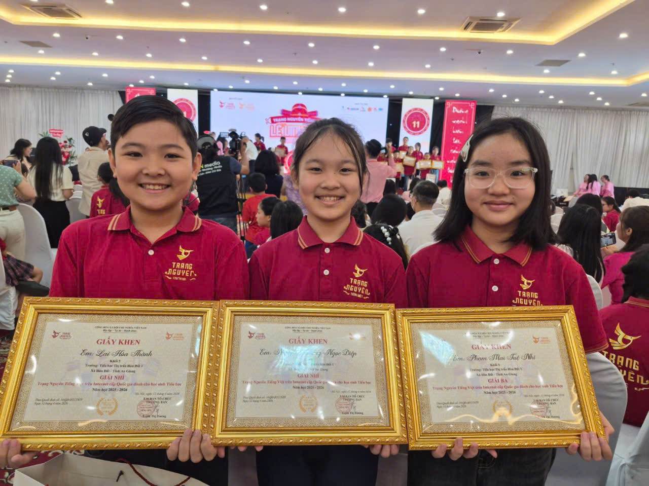 Ảnh 1: 3 học sinh cùng lớp 5/5 Trường Tiểu học Thị trấn Hòn Đất 1 đạt giải tại hội thi.