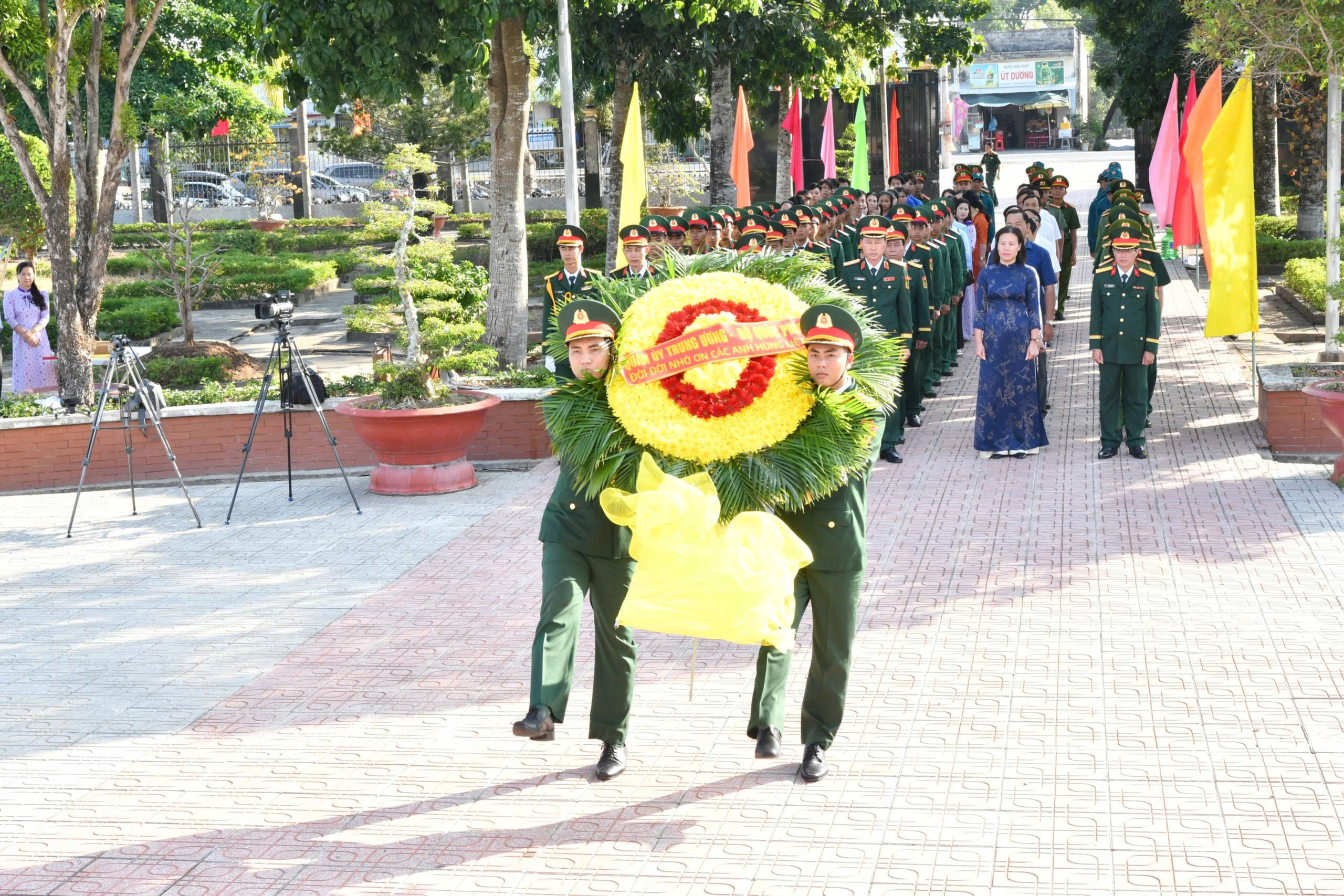 Ảnh 1: Thiếu tướng Trương Thanh Phong, Phó Tham mưu trưởng Quân khu 9 thực hiện nghi thức trình hoa