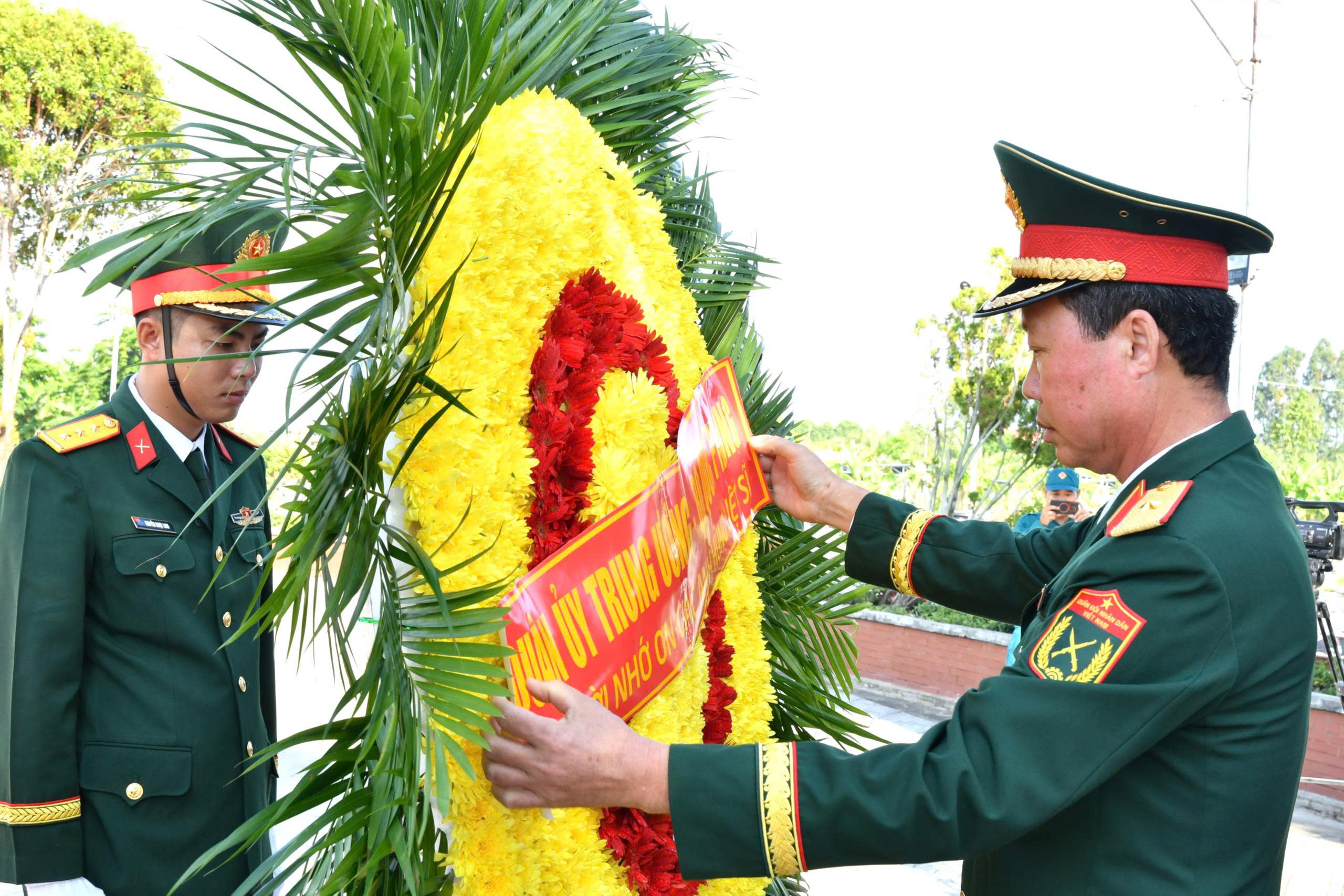 Ảnh 2: Đoàn công tác Bộ Tư lệnh Quân khu 9 dâng vòng hoa lên tượng đài liệt sĩ nhân dịp kỷ niệm 51 năm Ngày giải phóng miền Nam, thống nhất đất nước (30/4/1975 – 30/4/2026). 
