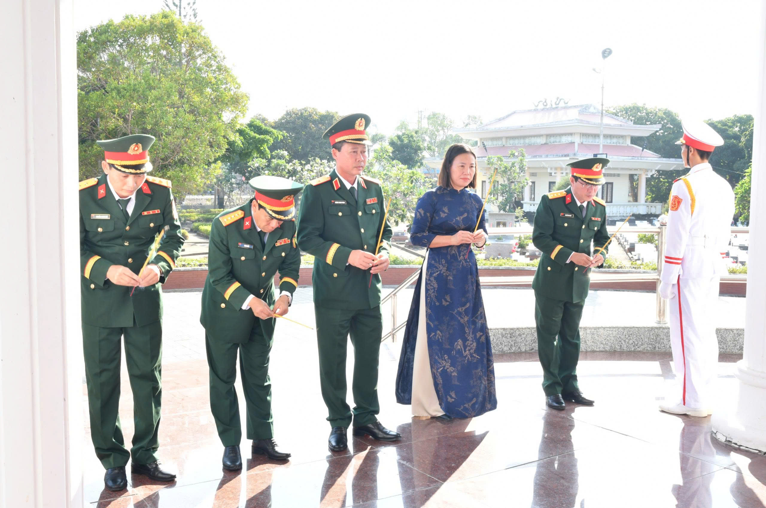 Ảnh 3: Đoàn công tác Bộ Tư lệnh Quân khu 9 cùng lãnh đạo chính quyền địa phương dâng hương tại tượng đại liệt sĩ
