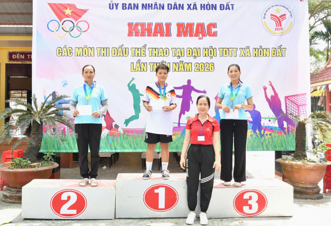 Ảnh 4: Đồng chí Đào Thị Thu Huyền – Phó Chủ tịch UBND xã Hòn Đất trao huy chương cho các vận động viên đạt giải nhất, nhì, ba môn Đẩy gậy nữ