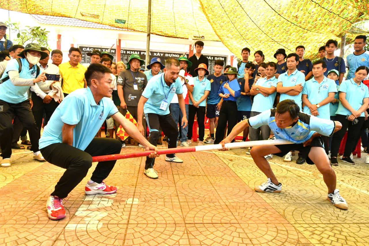 Ảnh 2: Các vận động viên tham gia thi đấu môn đẩy gậy