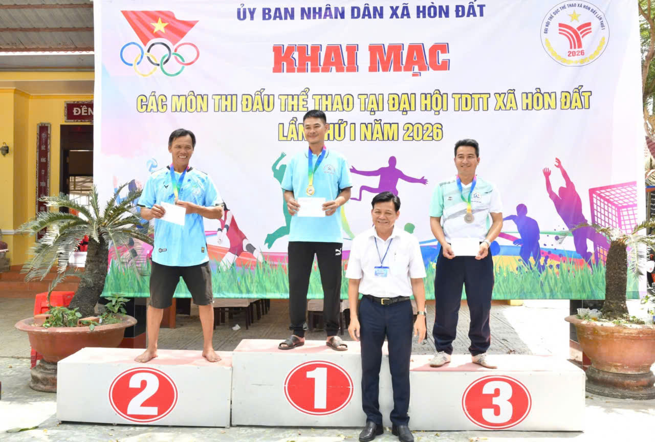 Ảnh 5: Đồng chí Nguyễn Văn Tân – Trưởng Phóng Văn hoá – Xã Hội xã Hòn Đất trao giải cho các vận động viên môn đẩy gậy Nam hạng cân  từ trên 63kg đến 66kg 