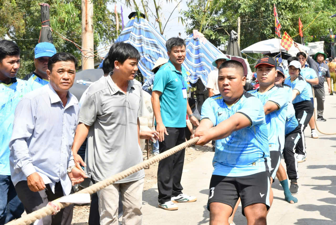 Ảnh 3: Các vận động viên tranh tài môn kéo co