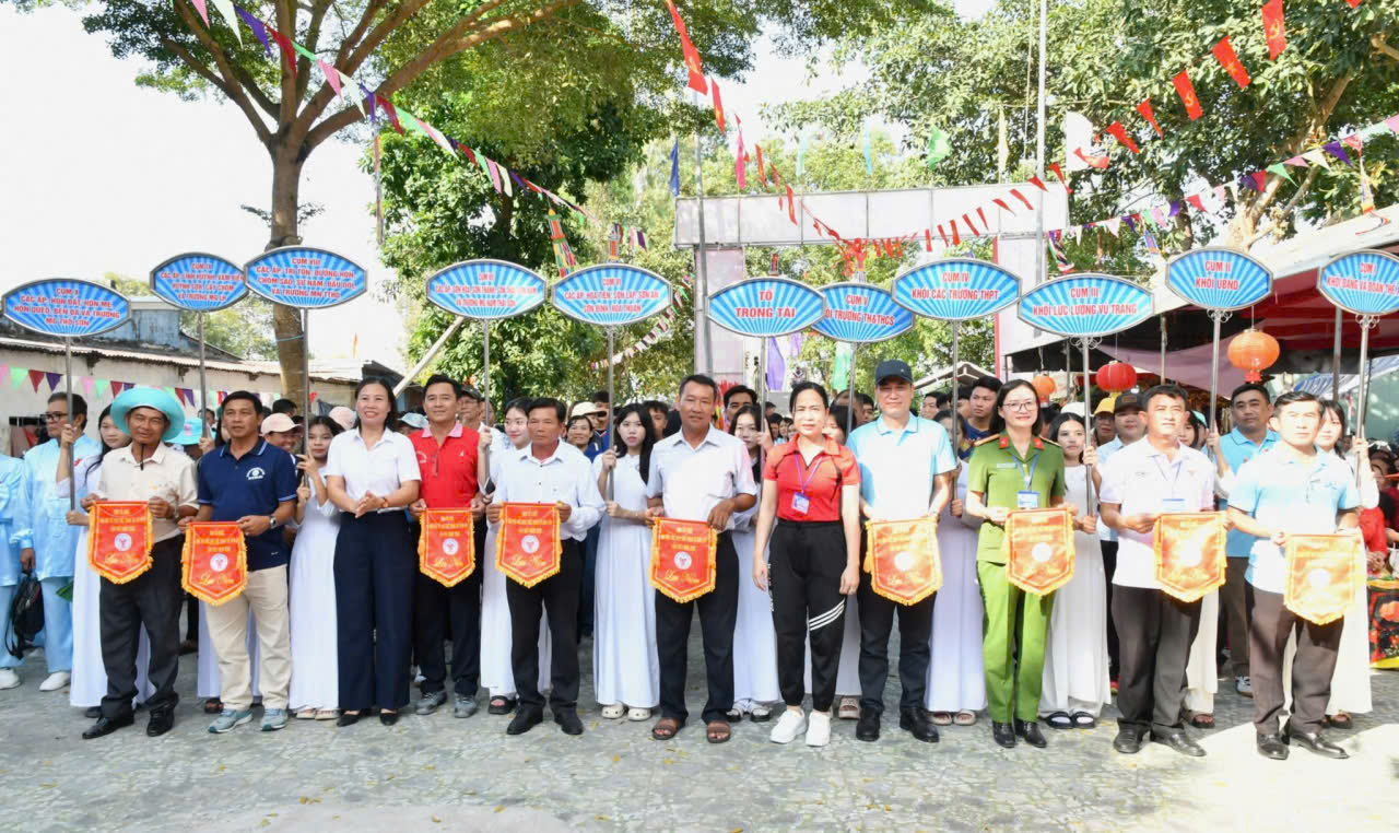 Ảnh 1: Lãnh đạo UBND xã Hòn Đất trao cờ lưu niệm cho các đơn vị tham gia 