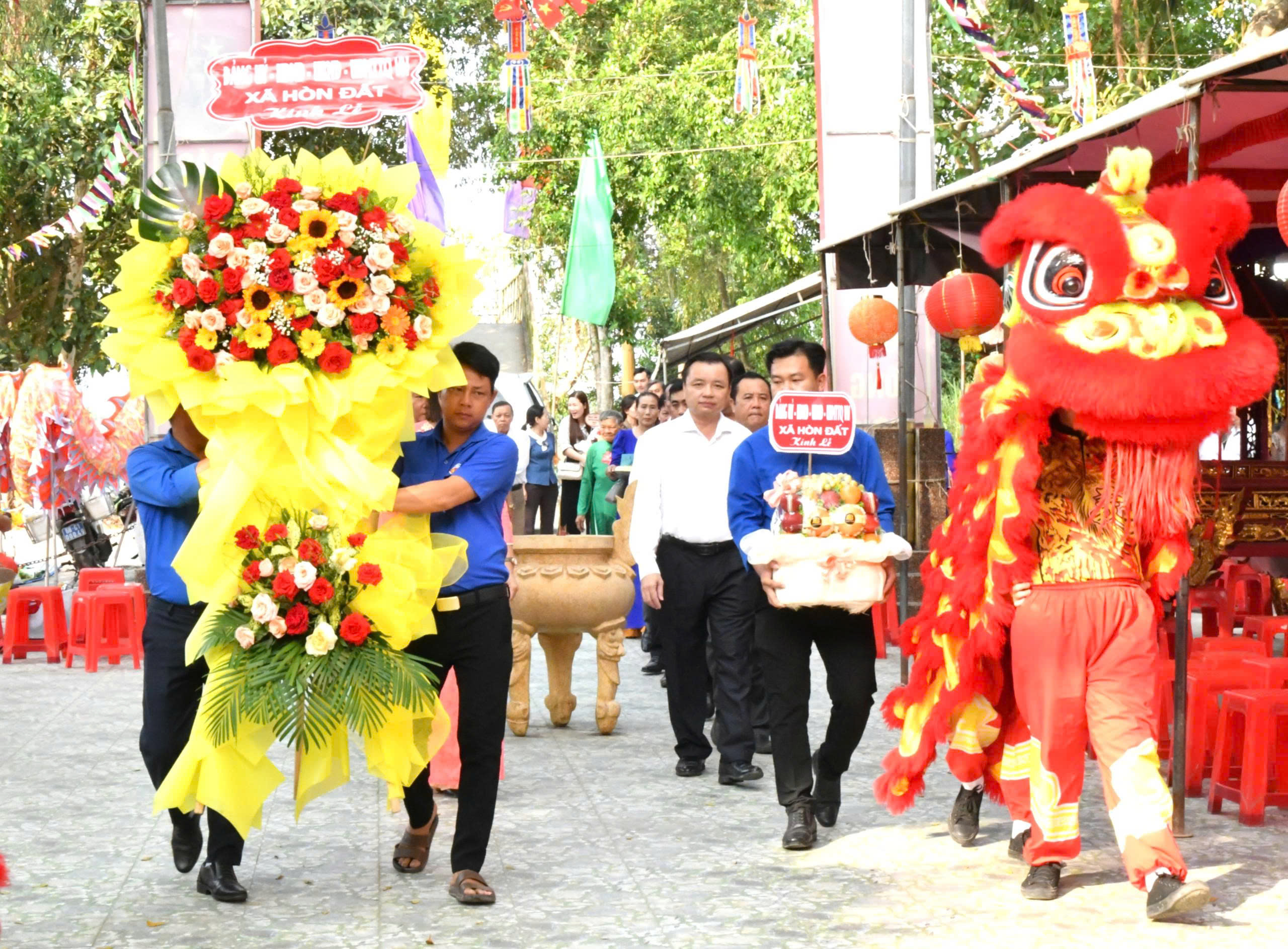 Ảnh 1: Đảng uỷ, HĐND, UBND, Uỷ ban MTTQ Việt Nam xã Hòn Đất dâng hoa viếng các Vua Hùng