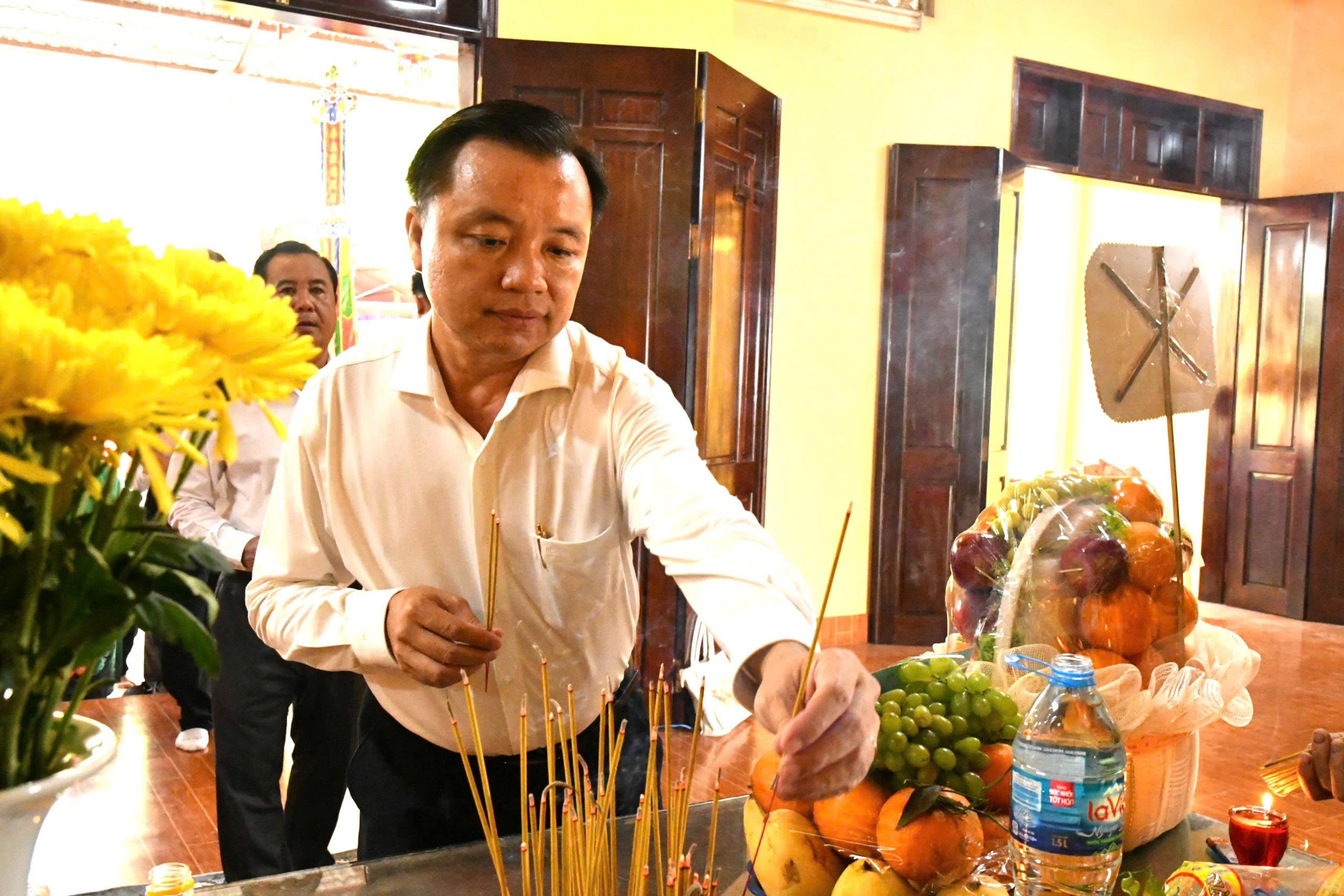 Ảnh 2: Đồng chí Dương Minh Tâm – Bí thư Đảng uỷ xã Hòn Đất dâng hương tại Đền thơ Vua Hùng kênh 3, ấp Sơn Tân