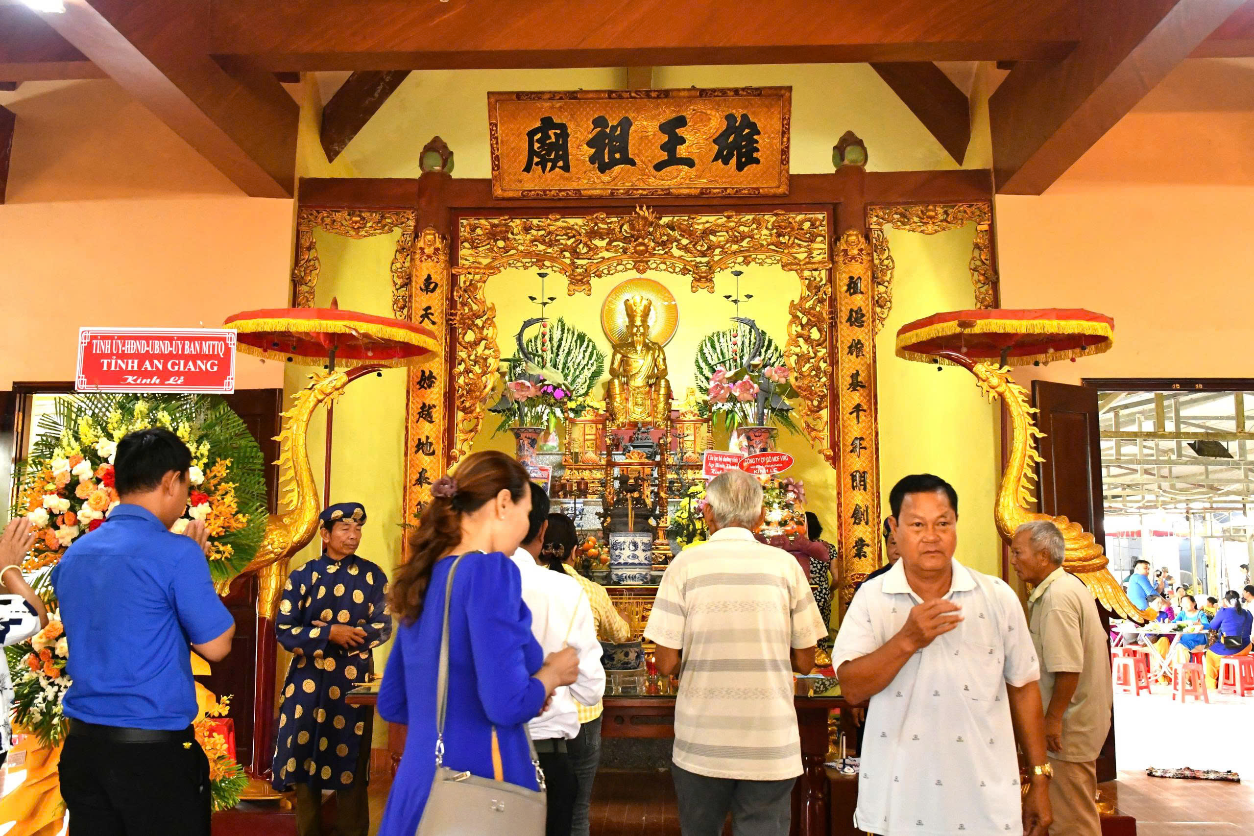 Ảnh 3: Khách thập phương dâng hương tại đền thờ Vua Hùng kênh 3, ấp Sơn Tân xã Hòn Đất