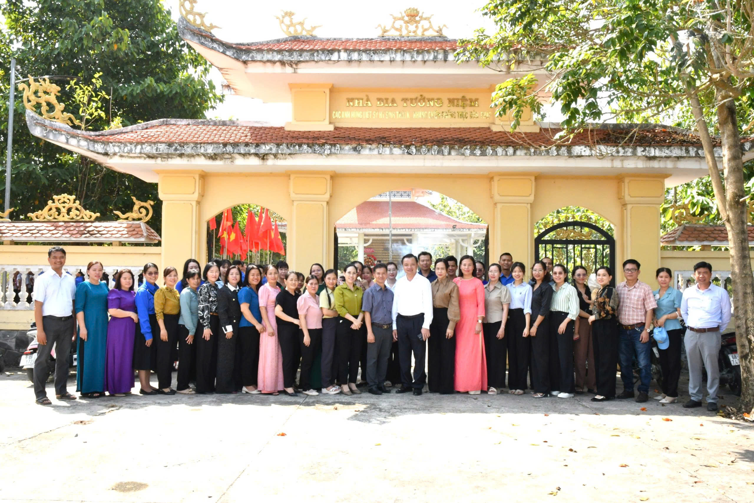 Ảnh 1: Quang cảnh buổi lễ dâng hương tại Nhà bia tưởng niệm các anh hùng liệt sĩ đã hy sinh trong thời kỳ kháng chiến chống thực dân pháp tại Kênh 5